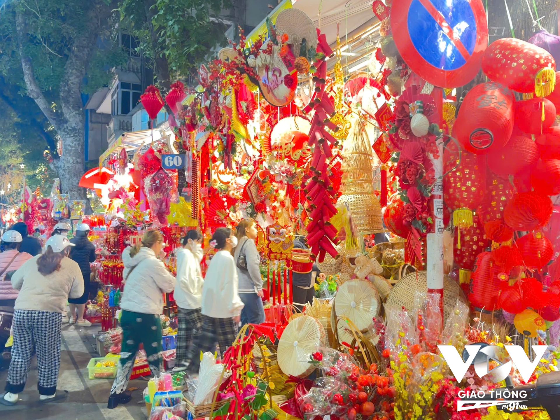 Được biết, các cửa hàng trên phố Hàng Mã đã bày bán các vật phẩm nhu cầu mua sắm và trang hoàng nhà cửa đón Tết của người dân từ cuối tháng 12/2024.