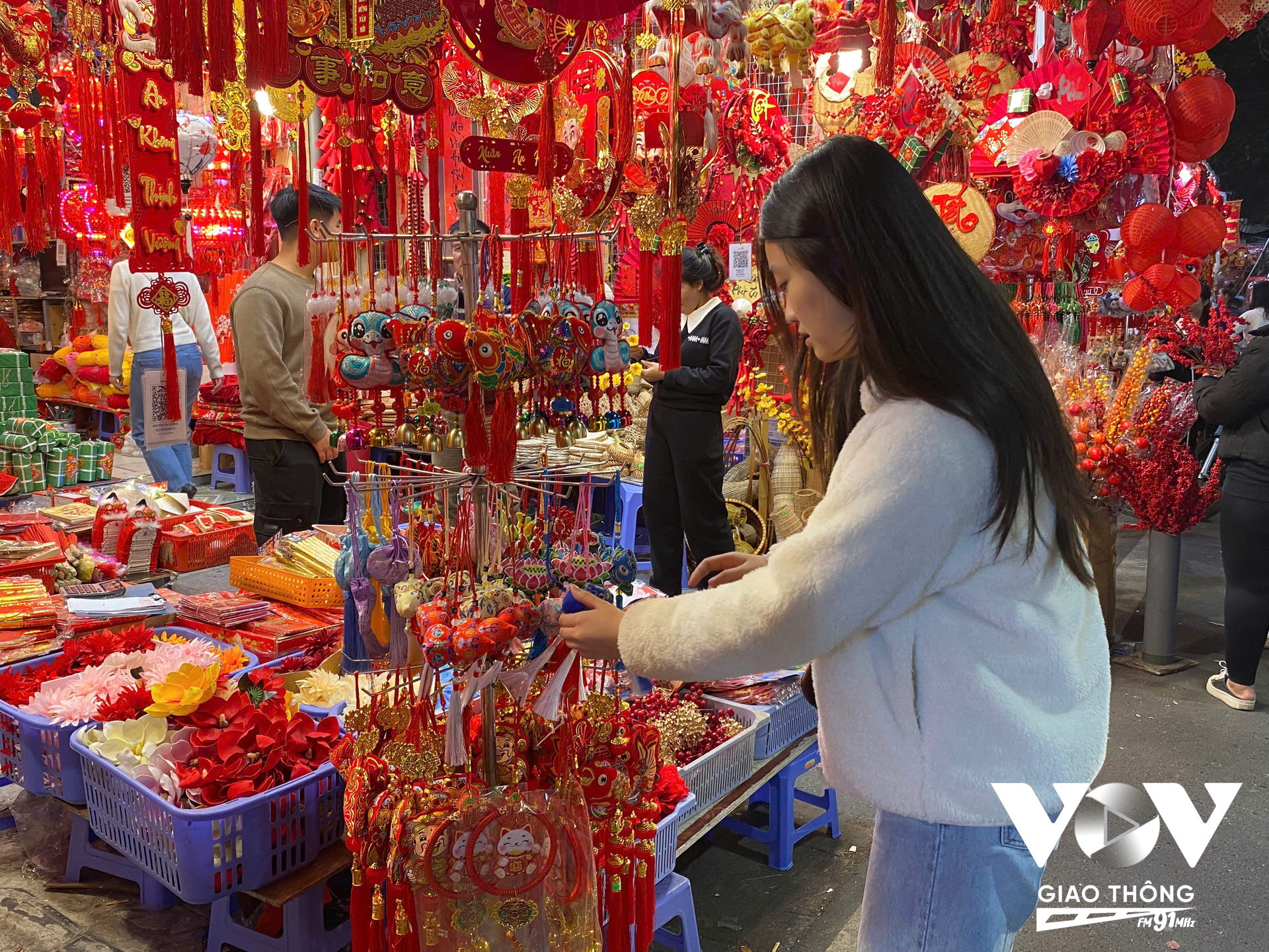 Chị Bảo Thy (Đống Đa, Hà Nội) đã lựa chọn lên phố Hàng Mã để mua sắm và tận hưởng không khí Tết: “Mình lên phố để tìm vài món đồ xinh xắn, hợp ý và giá cả phải chăng mang về trang trí, tiện thể chụp vài tấm ảnh để cảm nhận không khí Tết.”