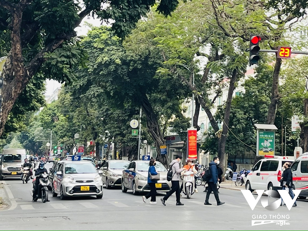 Chấp hành màu đỏ của đèn, bạn đang góp phần mang lại bình an cho mọi người và cho thành phố - đó mới là đỉnh cao của sự may mắn