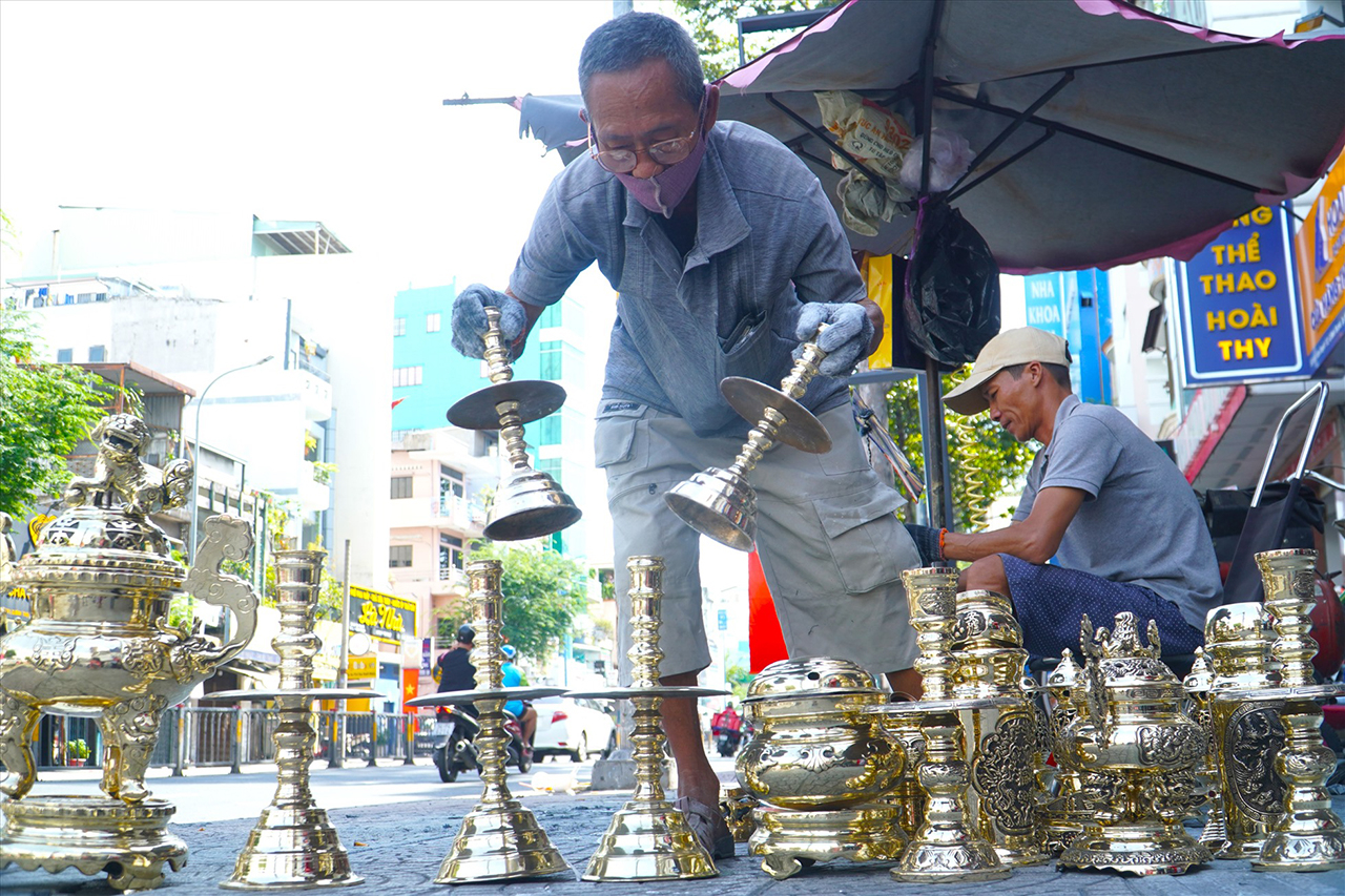 Những ngày gần cuối tháng Chạp chính là lúc bộ lư đồng của mỗi nhà được đem ra lau chùi sau suốt một năm dài nằm im lìm trên cao.