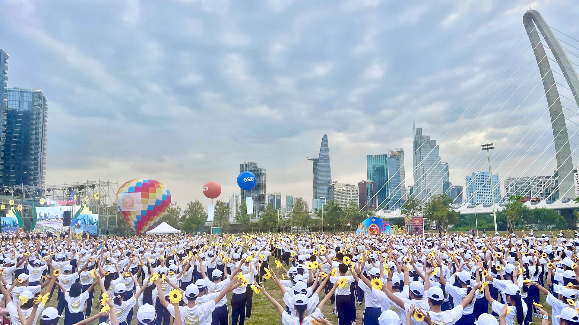 Hàng ngàn người dân Tp.Thủ Đức tham gia trình diễn flashmob tại Lễ khánh thành Công viên Sáng tạo chiều nay