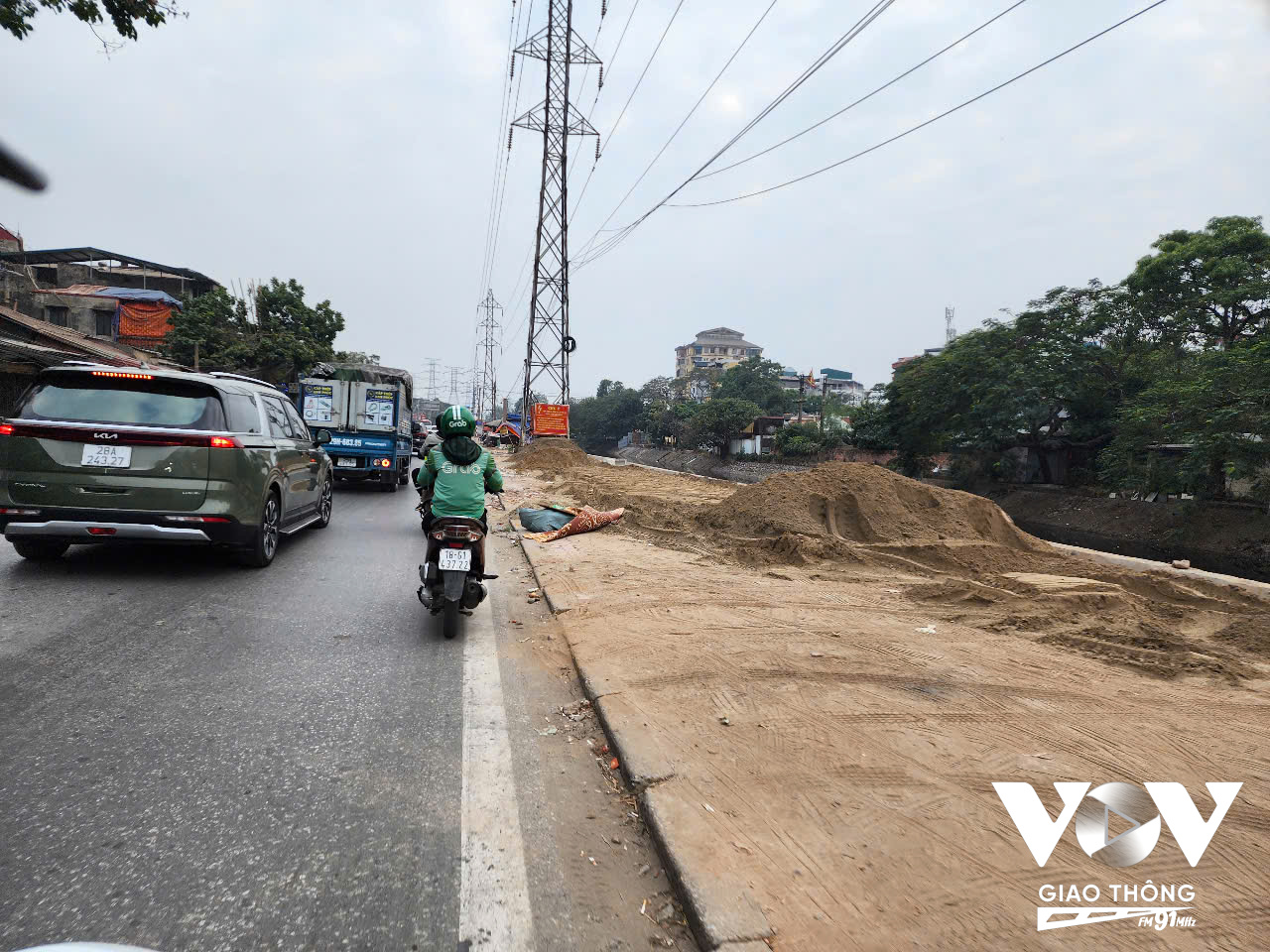 Bên phải tuyến, phía bên sông Kim Ngưu đã thi công hoàn thành 90% tường chắn bờ kè và đang tiến hành đổ lớp bê tông lót mặt vỉa hè