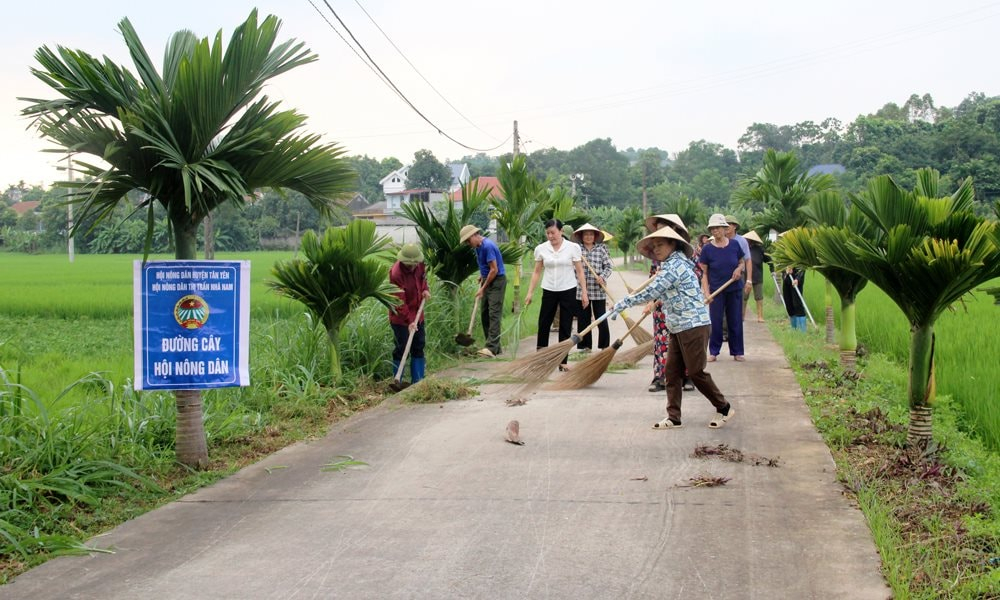 Mỗi chi hội nông dân thị trấn Nhã Nam, huyện Tân Yên, tỉnh Bắc Giang đều phụ trách một đoạn đường tự quản từ năm 2020 đến nay (Ảnh - moitruong.net.vn)