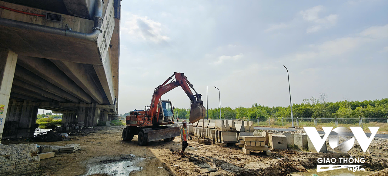 Công nhân, kỹ sư và máy móc thiết bị thi công khẩn trương tại nút giao với đường nối vào cảng Phước An