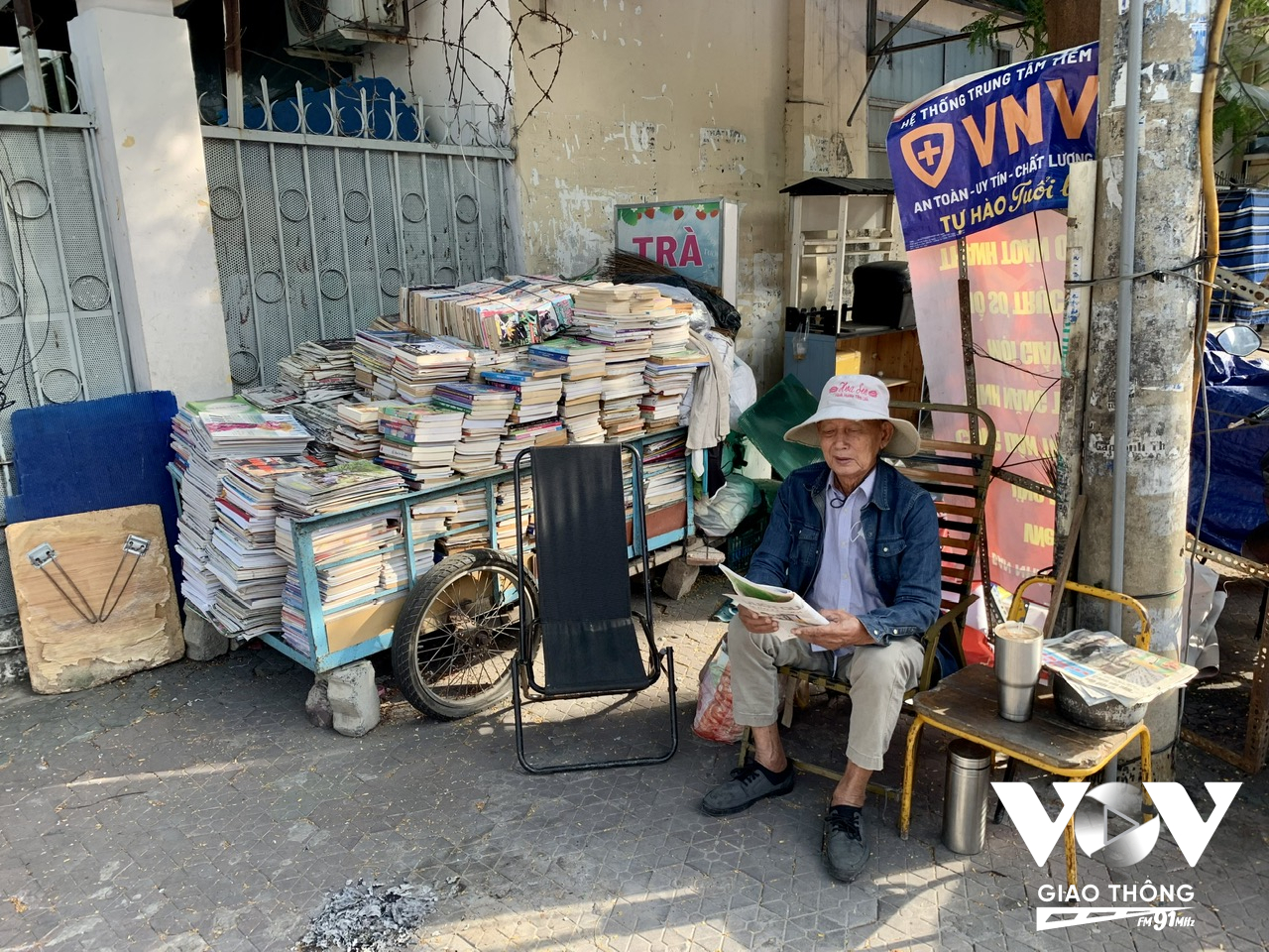 Thấm thoát hơn 20 năm trôi qua, đều đặn mỗi ngày, “tiệm sách” không tên của ông Quang “mở cửa” đón khách từ 7 giờ sáng đến 11 giờ trưa.