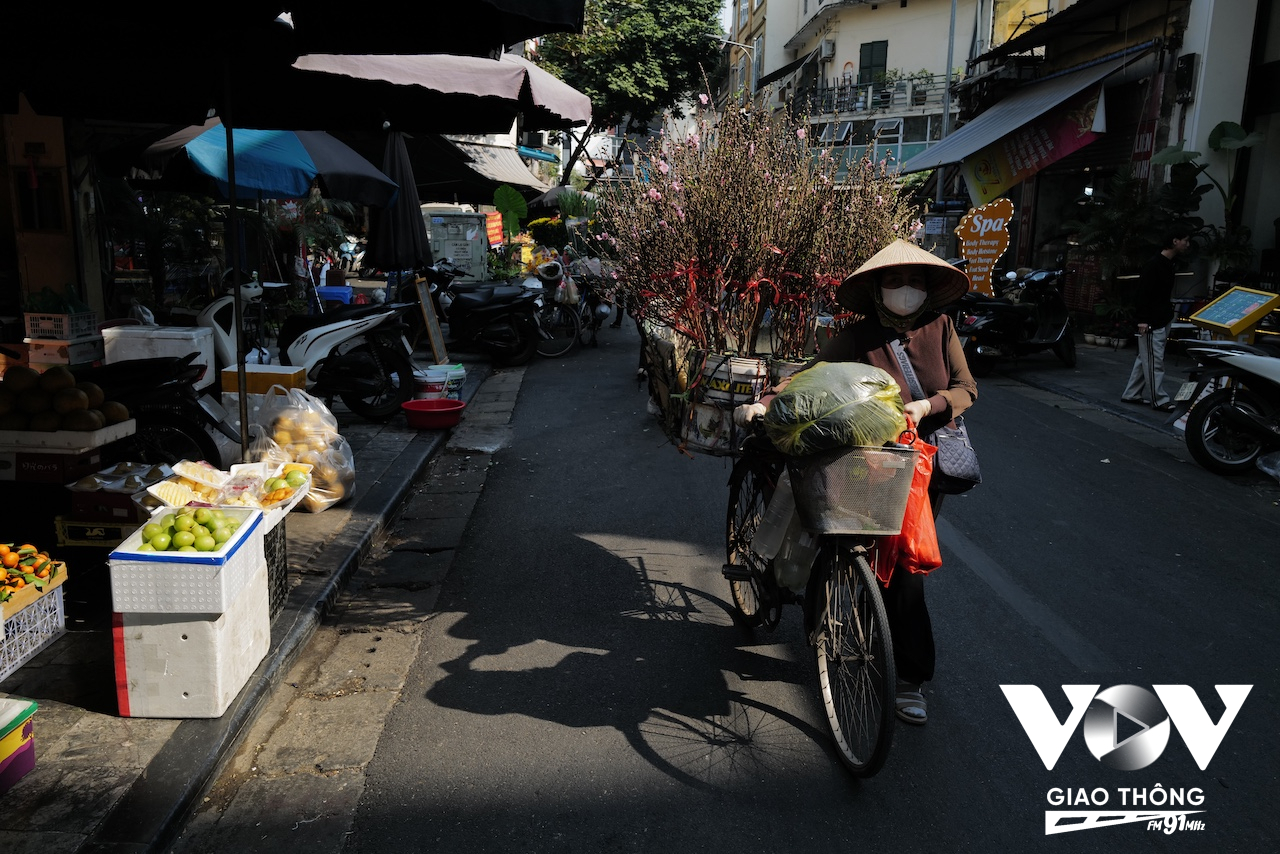 Bắt đầu đã có những gánh hàng hoa đào xuất hiện trên đường phố bán cho những người chơi tết sớm, hoặc cắm trên ban thờ cúng ngày Rằm tháng Chạp