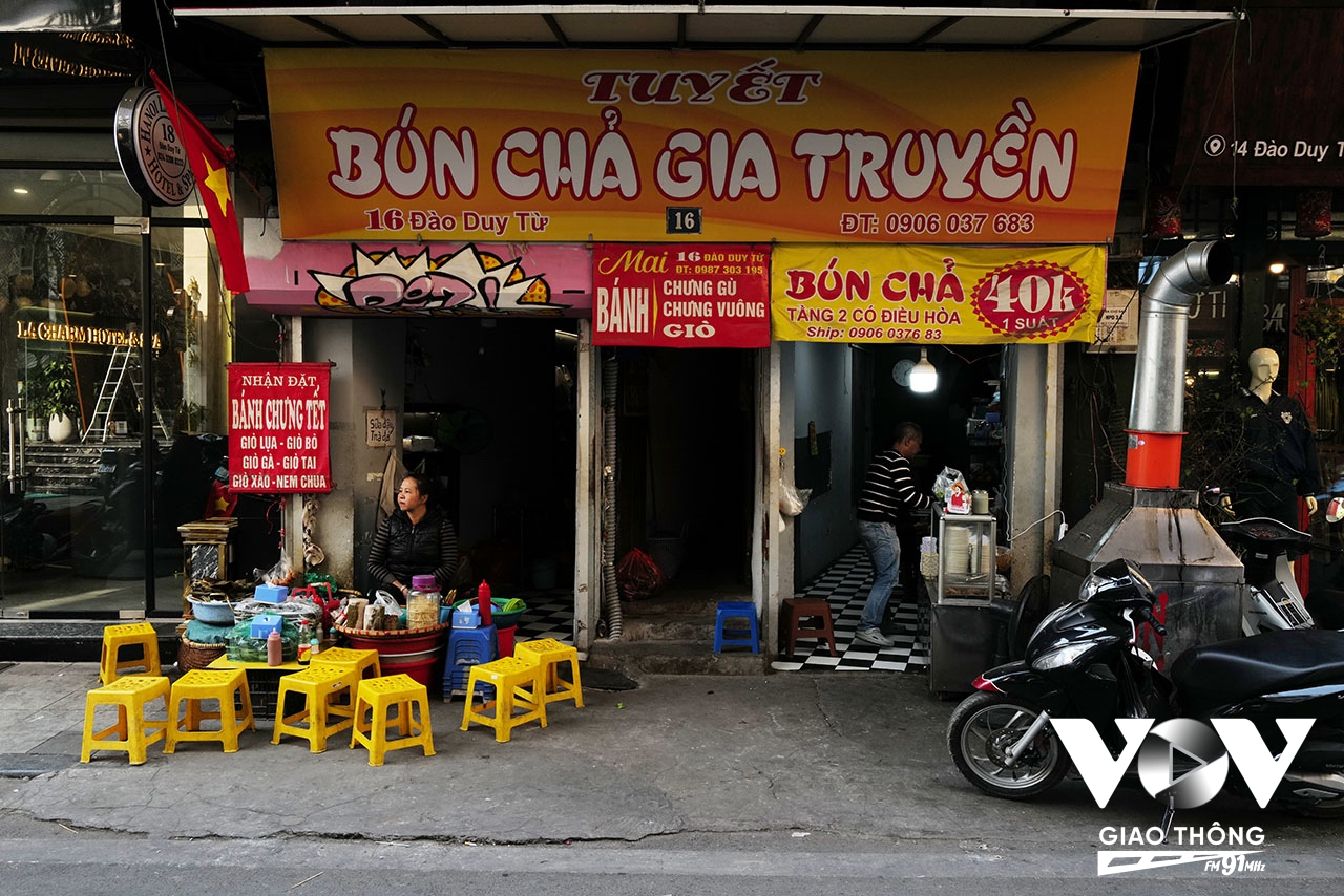 Những hàng là bánh chưng phục vụ các gia đình không có điều kiện tự gói đã bắt đầu giăng biển bán bánh