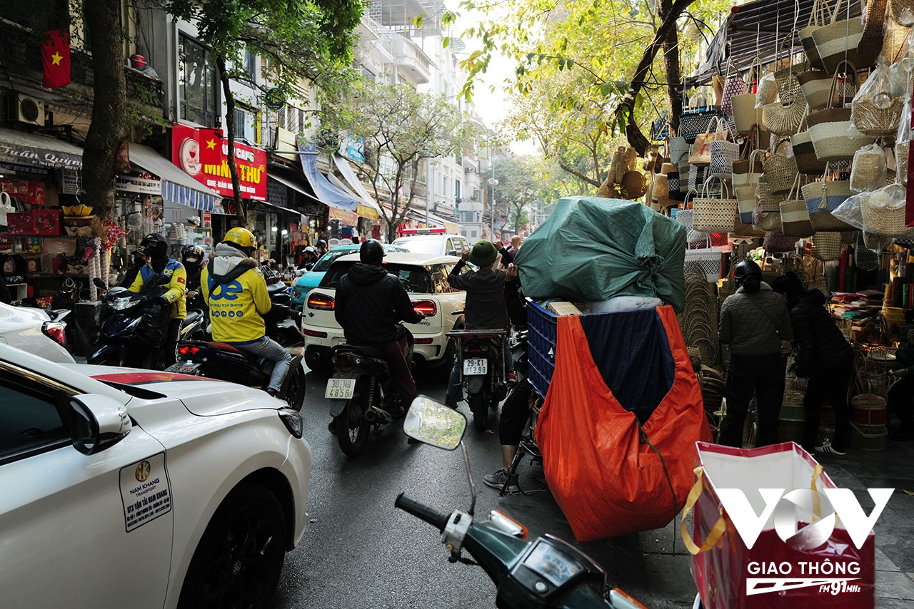 Đường phố những ngày này luôn đông đúc, nhưng không mấy ai cảm thấy khó chịu, vì đó là Tết...