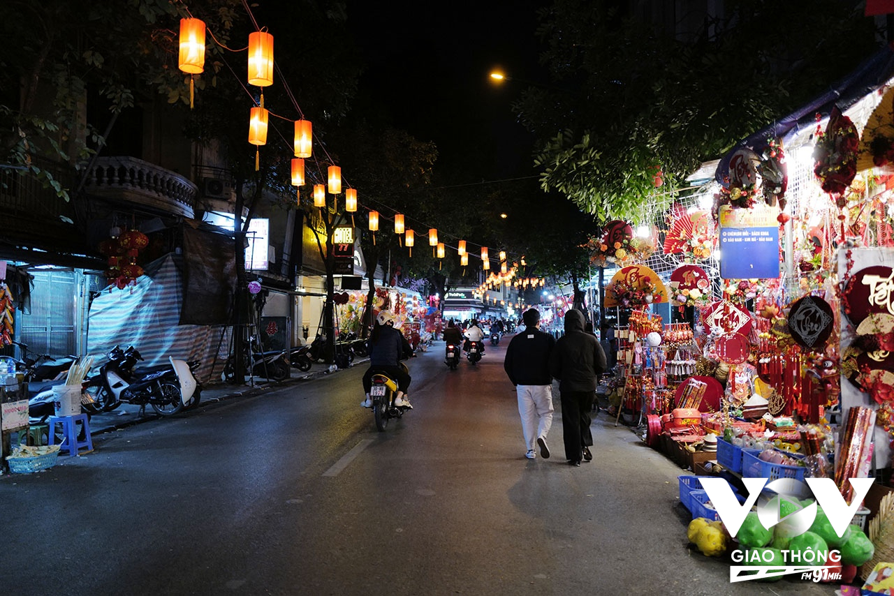 Chợ hoa Hàng Lược bắt đầu hoạt động từ ngày rằm tháng Chạp cho đến chiều tối 30 Tết