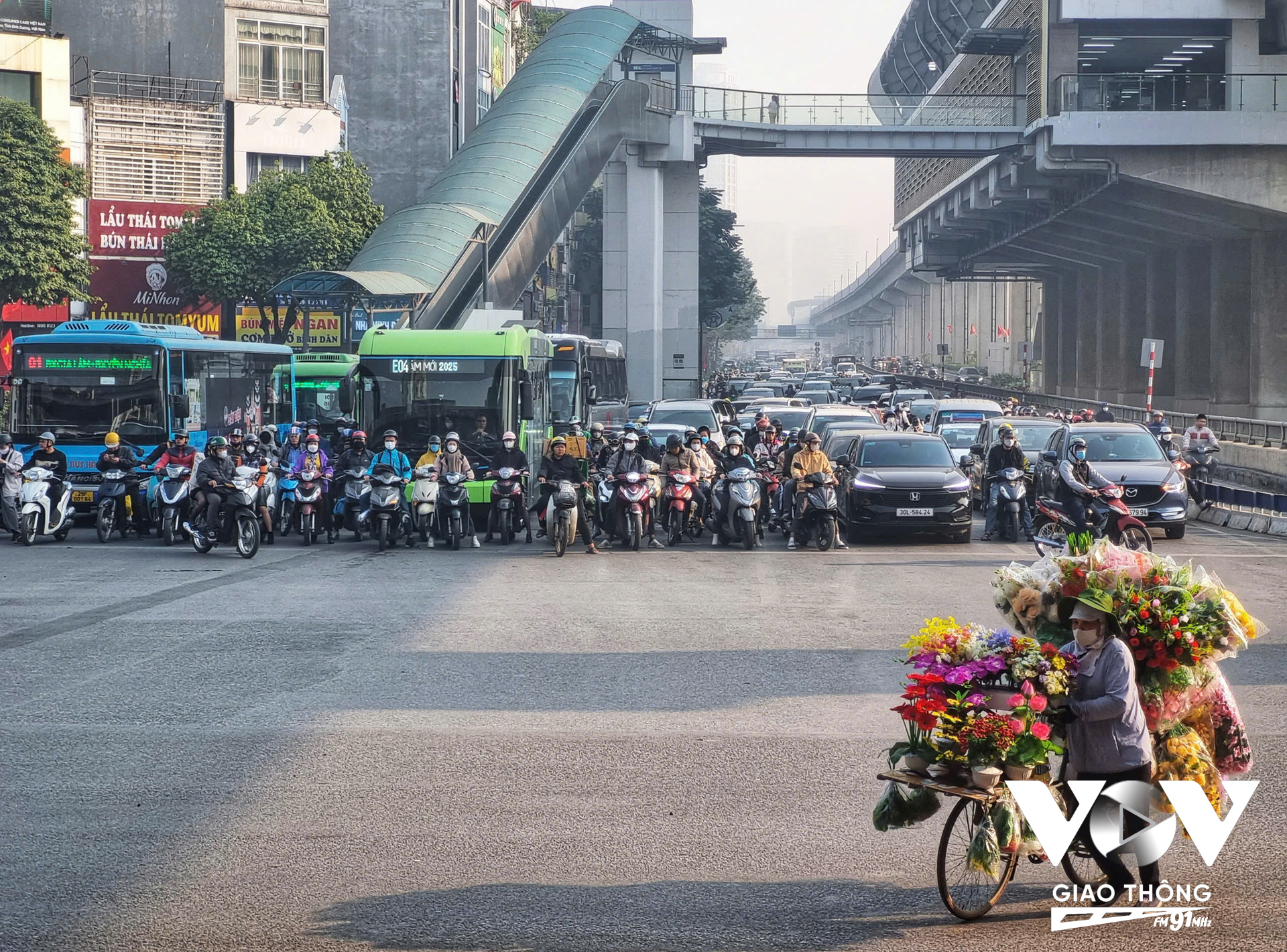 Những ngày qua, tại các nút giao trọng điểm của thủ đô, tình hình giao thông đã có sự chuyển biến tích cực