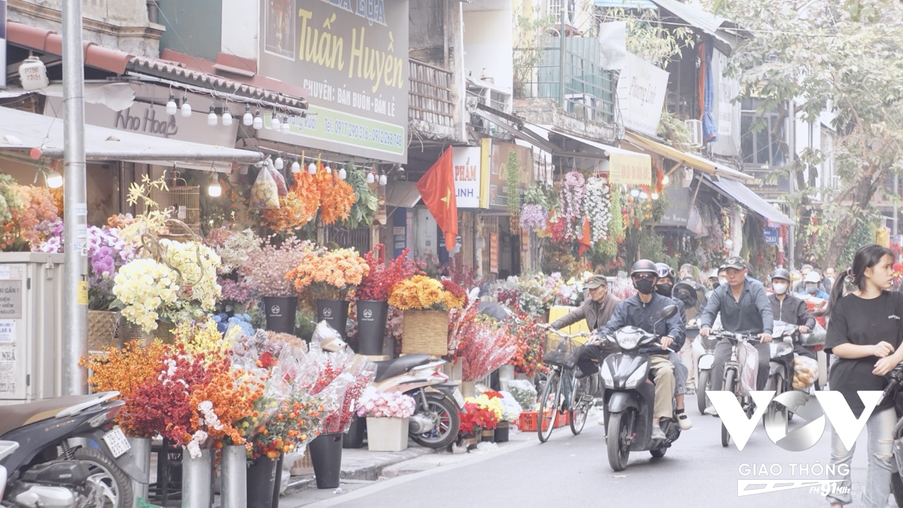 Phố Hàng Rươi từ lâu đã là địa chỉ quen thuộc dành cho những người yêu thích hoa lụa, người dân vẫn gọi thân thương là 'phố hoa lụa'