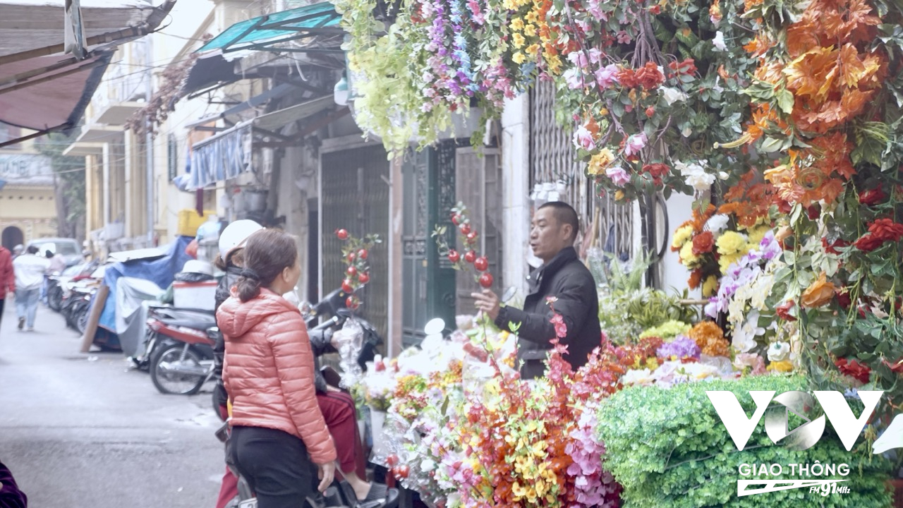 Người bán nhiệt tình, sẵn sàng tư vấn cho khách để chọn được những bó hoa ưng ý nhất