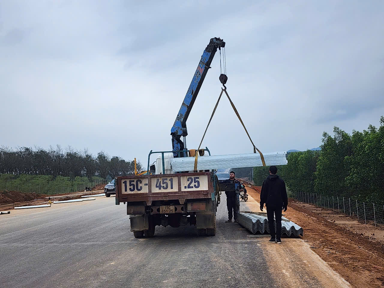 Công tác lắp đặt hệ thống an toàn giao thông đang được triển khai