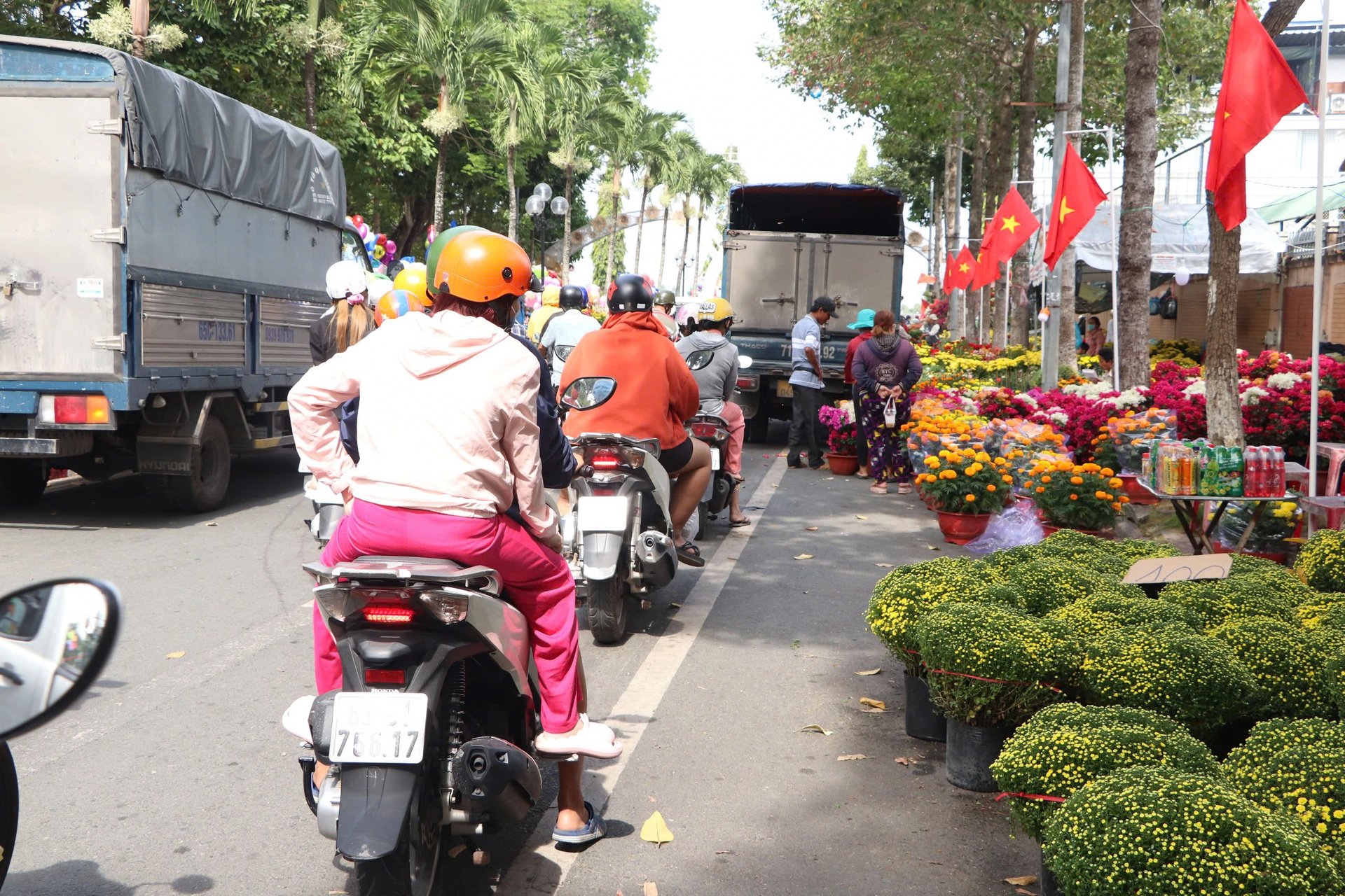 Tiểu thương cũng tranh thủ mỗi năm có một lần để trưng bày hoa Tết xuống lòng đường. Việc này cần được BQL chợ tổ chức lại, đảm bảo cho tiểu thương có đủ không gian trưng bày nhằm đảm bảo ATGT.