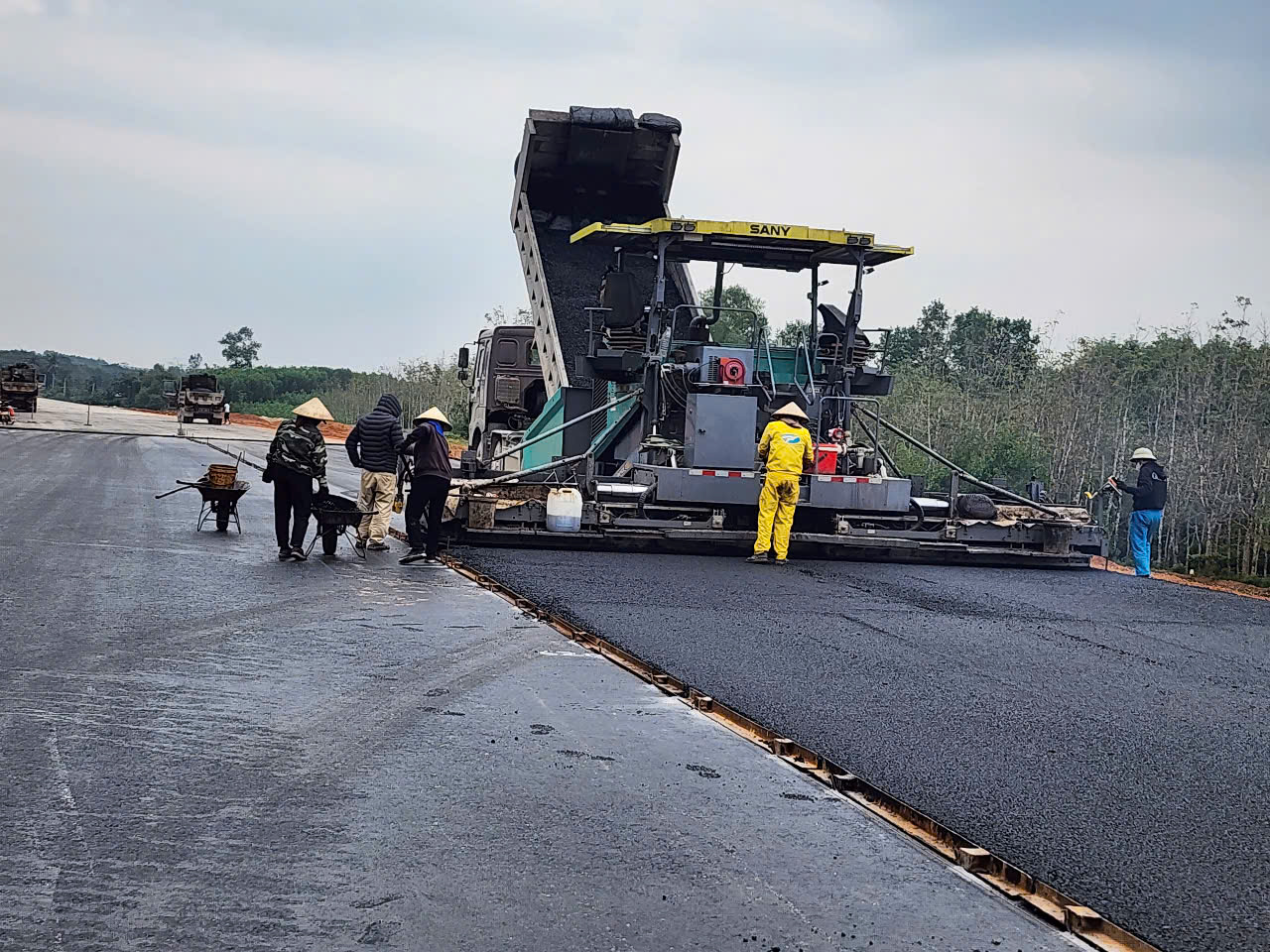 Tranh thủ thời tiết tạnh ráo, nhà thầu đang tập trung công tác thảm bê tông nhựa