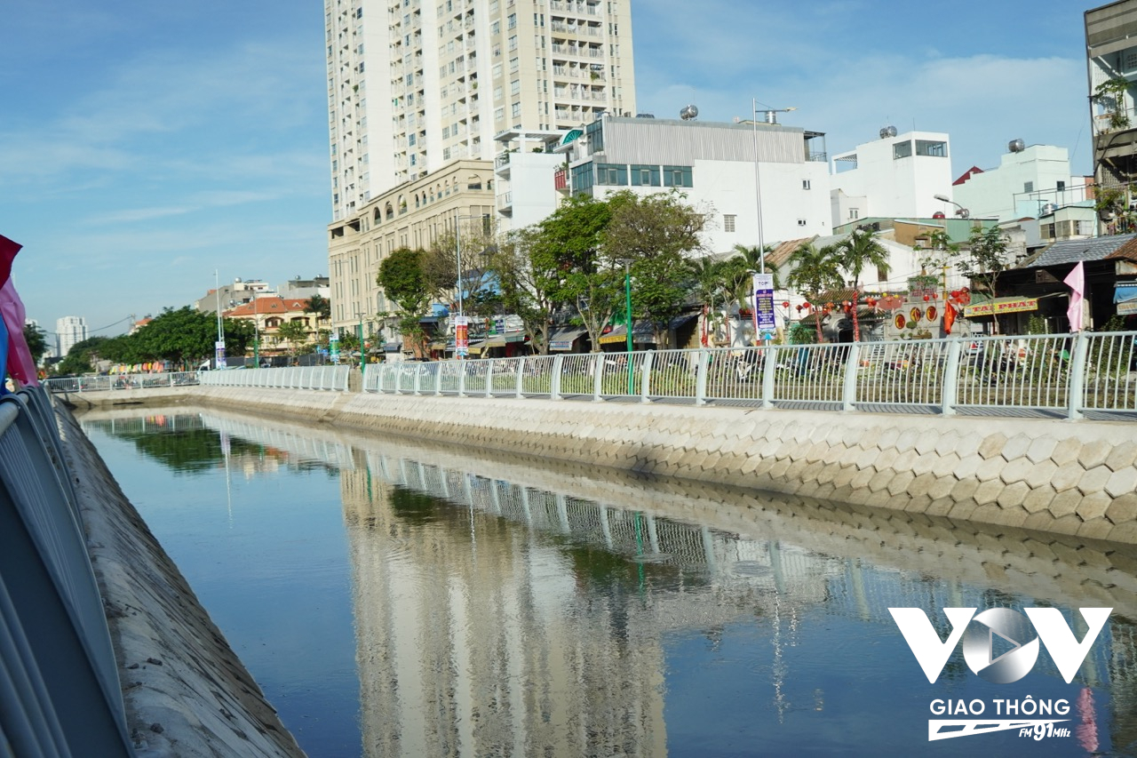 Kênh Hàng Bàng, với tổng chiều dài 1,7km, chảy qua Quận 5 và Quận 6, từng là một trong những tuyến kênh thoát nước quan trọng của thành phố