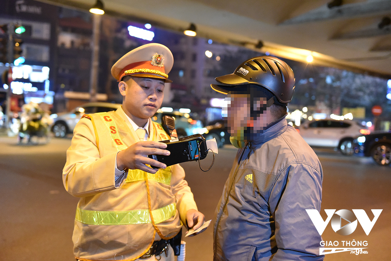 Ngay sau khi triển khai lực lượng, tổ công tác phát hiện nhiều trường hợp nghi vấn nên đã ra hiệu lệnh dừng xe để kiểm tra nồng độ cồn. Đúng như dự đoán, người đàn ông này vi phạm ở mức 0,1 mg/L khí thở.