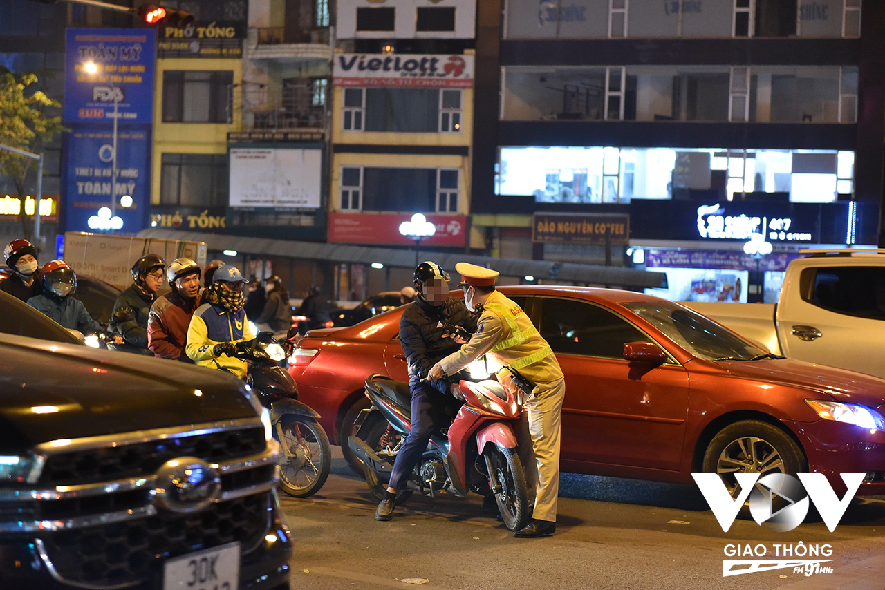 Tiếp tục kiểm tra, lực lượng chức năng phát hiện nhiều “ma men” đang tham gia giao thông. Trong ảnh: Người đàn ông này sau khi thấy lực lượng CSGT đã cố tình quay xe bỏ đi hòng né tránh sự kiểm tra.