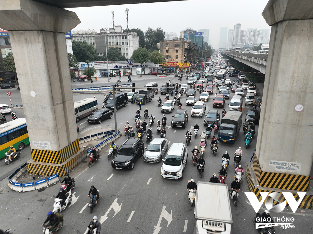 Càng về gần trưa, mật độ phương tiện càng tăng.