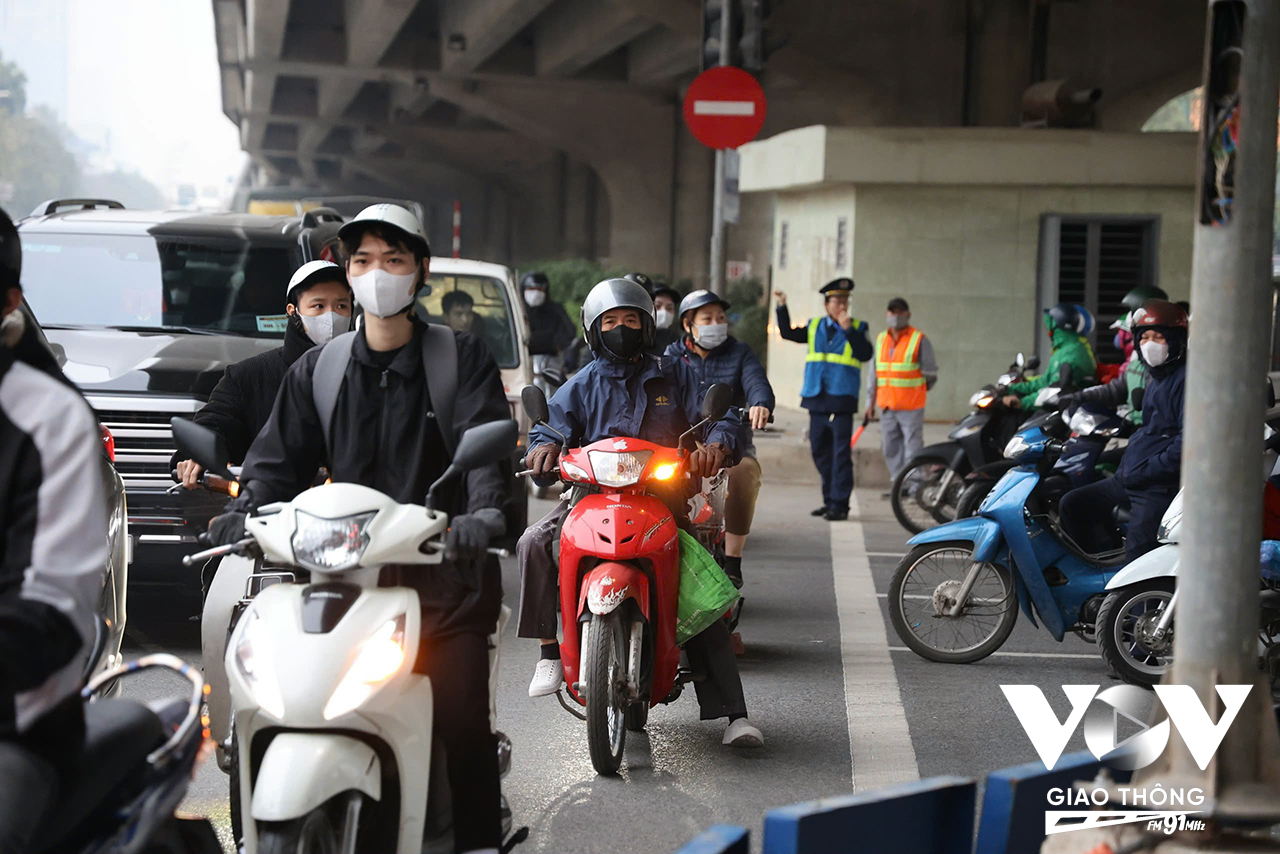 Tình hình giao thông trở nên khó khăn, lực lượng chức năng đã phải có mặt từ rất sớm để hỗ trợ người dân.