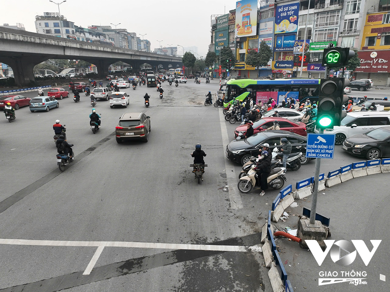 Cũng trong ngày 18/1, hệ thống đèn tín hiệu mới tại Nguyễn Trãi chính thức hoạt động.