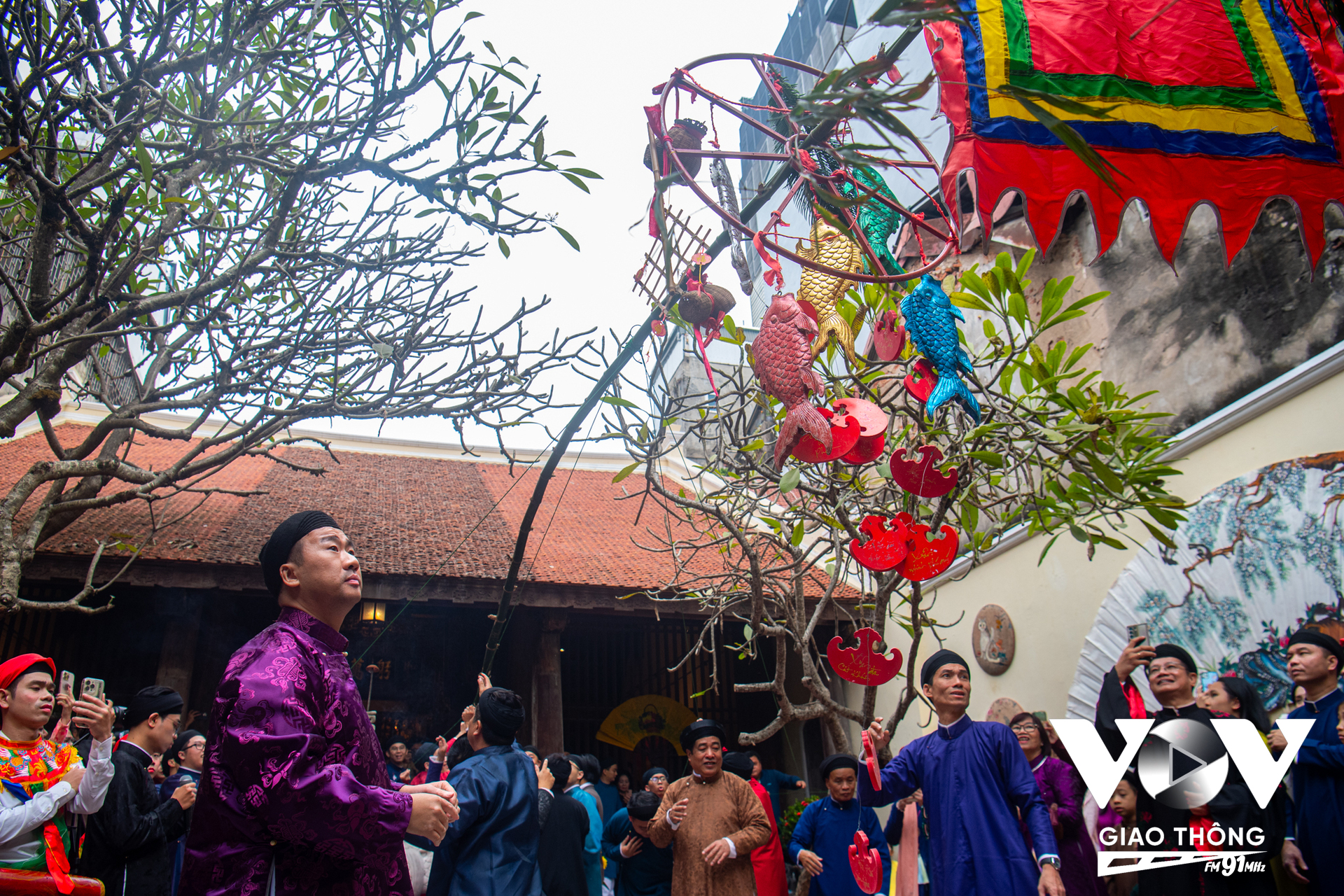 Đoàn người tham gia dâng lễ dừng lại ở Đình Kim Ngân, số 42-44 Hàng Bạc. Thực hiện các nghi thức quan trọng như Lễ Cáo yết Thành Hoàng, cúng Tổ nghề, dựng cây Nêu tại đình.