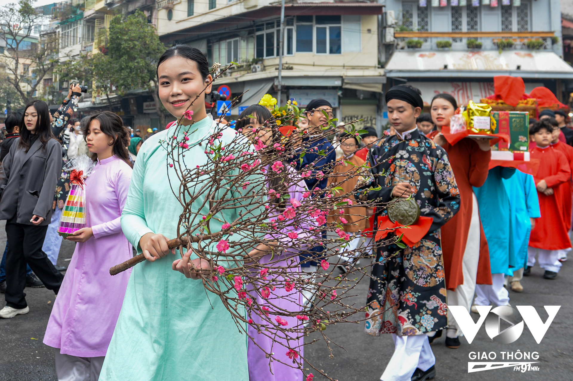 Với tất cả người dân Việt Nam thì Tết Cổ Truyền là dịp chuyển giao giữa năm cũ và năm mới, giữa trời đất, thần linh với con người. Là thời điểm khởi động vận hành theo 4 mùa trong năm Xuân - Hạ - Thu - Đông.