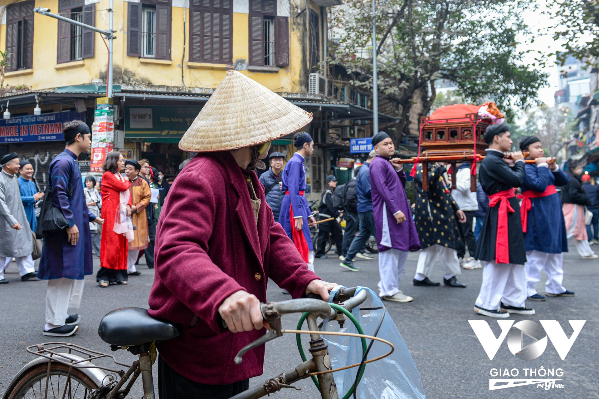 Đoàn người tham gia dâng lễ trong trang phục áo dài truyền thống đủ mầu sắc thu hút ánh mắt, sự chú ý của người dân.