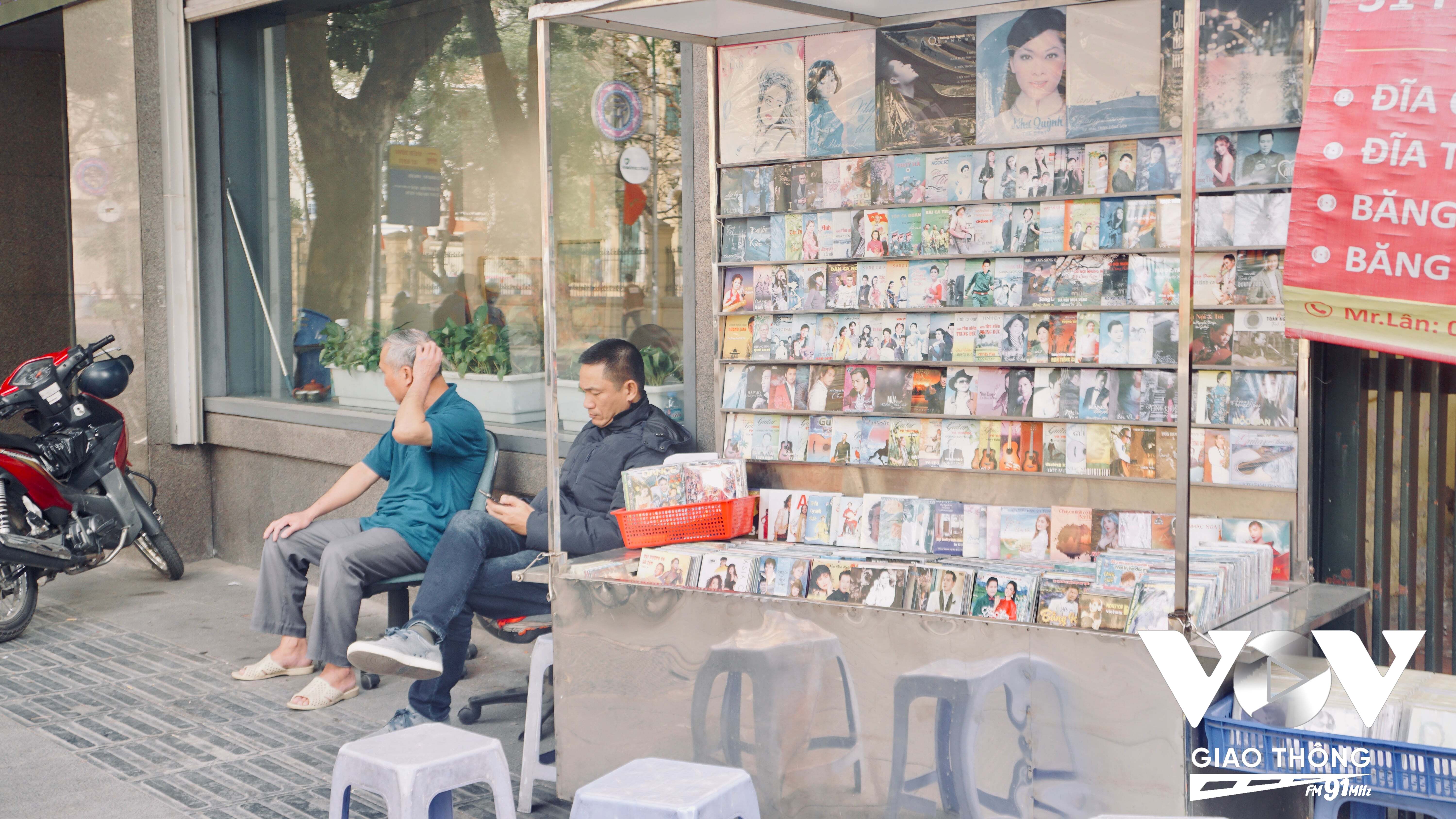 Những cửa hàng bán băng đĩa tuổi thơ lặng lẽ nép mình bên vỉa hè phố Hàng Bài những ngày cuối năm