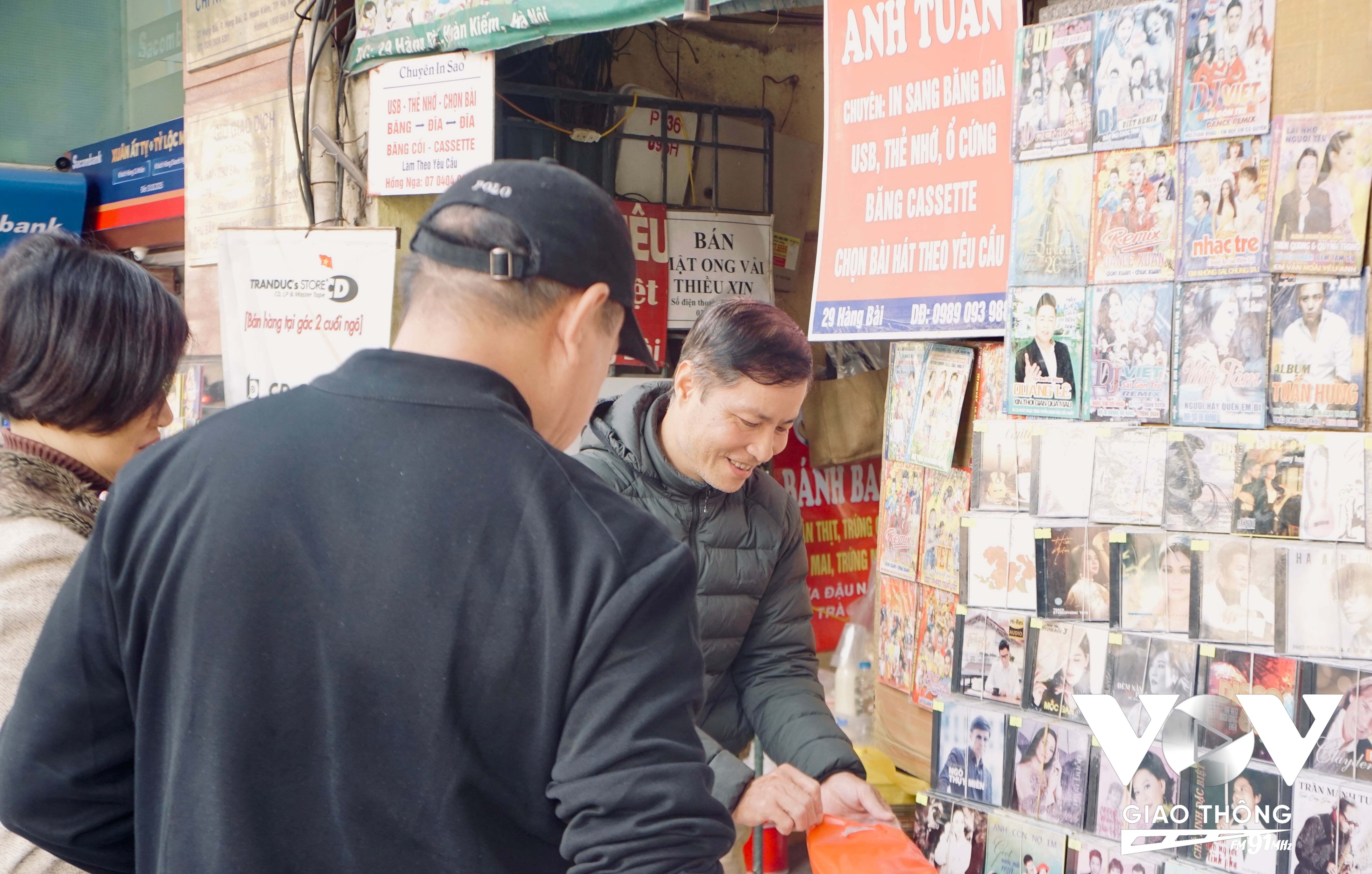 Khách tìm đến mua băng đĩa chủ yếu là người trung niên hoặc người già, bởi họ muốn tìm lại những thanh âm xưa cũ đã gắn bó cả thời thanh xuân