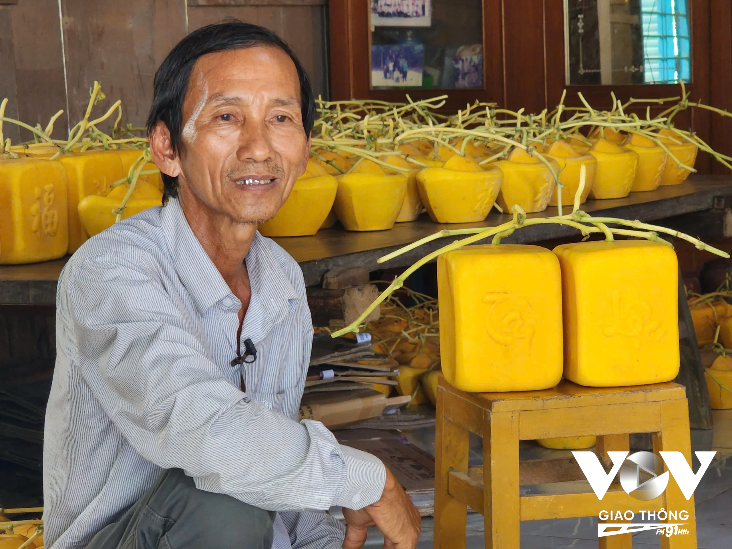 Ông Trần Văn Cưng (59 tuổi, ngụ xã Phong Hòa, huyện Lai Vung, tỉnh Đồng Tháp) được mệnh danh là 'vua' dưa hấu tạo hình với sản phẩm dưa hấu thỏi vàng đẹp hoàn hảo, bán giá cao.