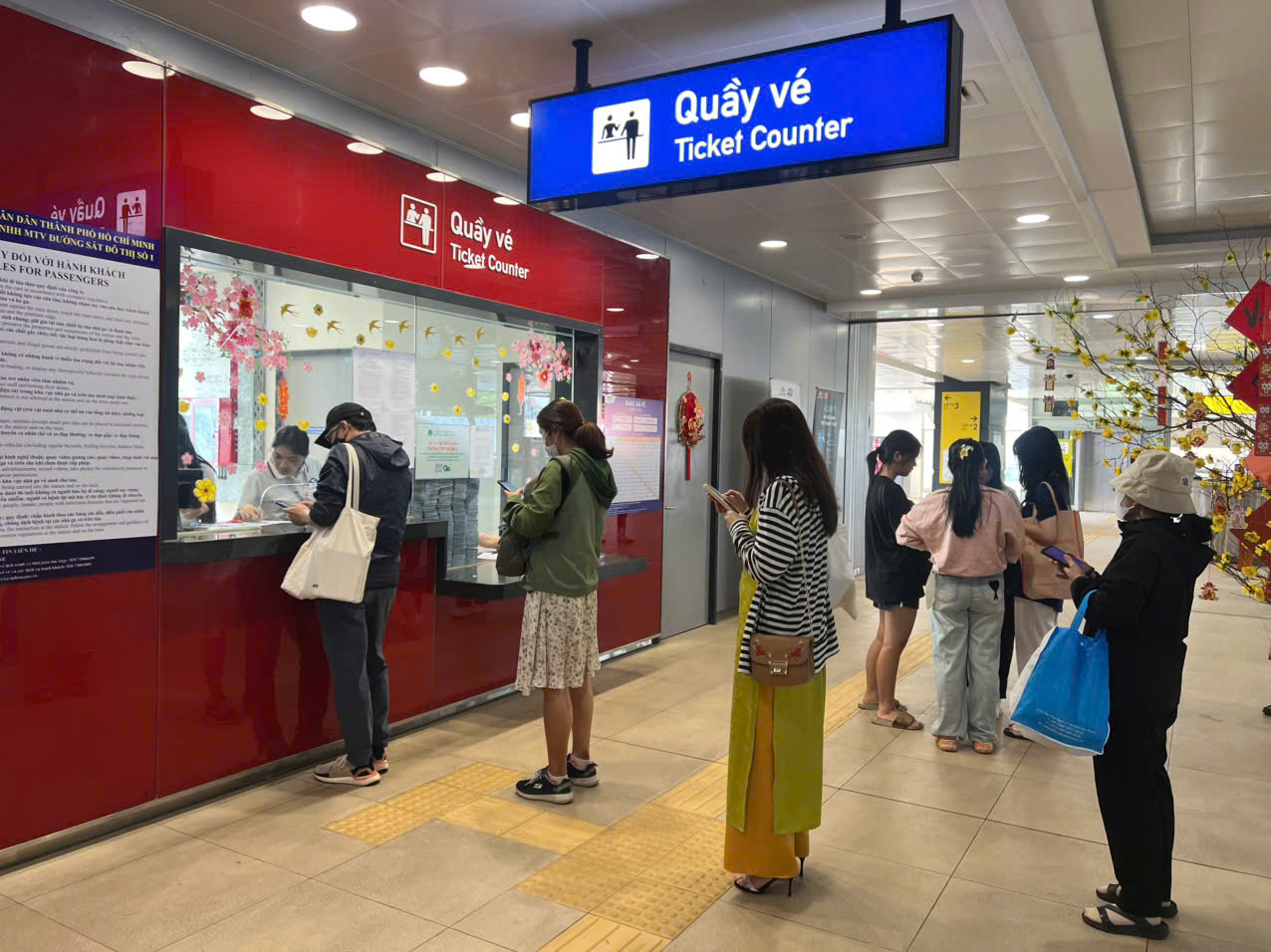 Người dân xếp hàng mua vé Metro sáng 21/1