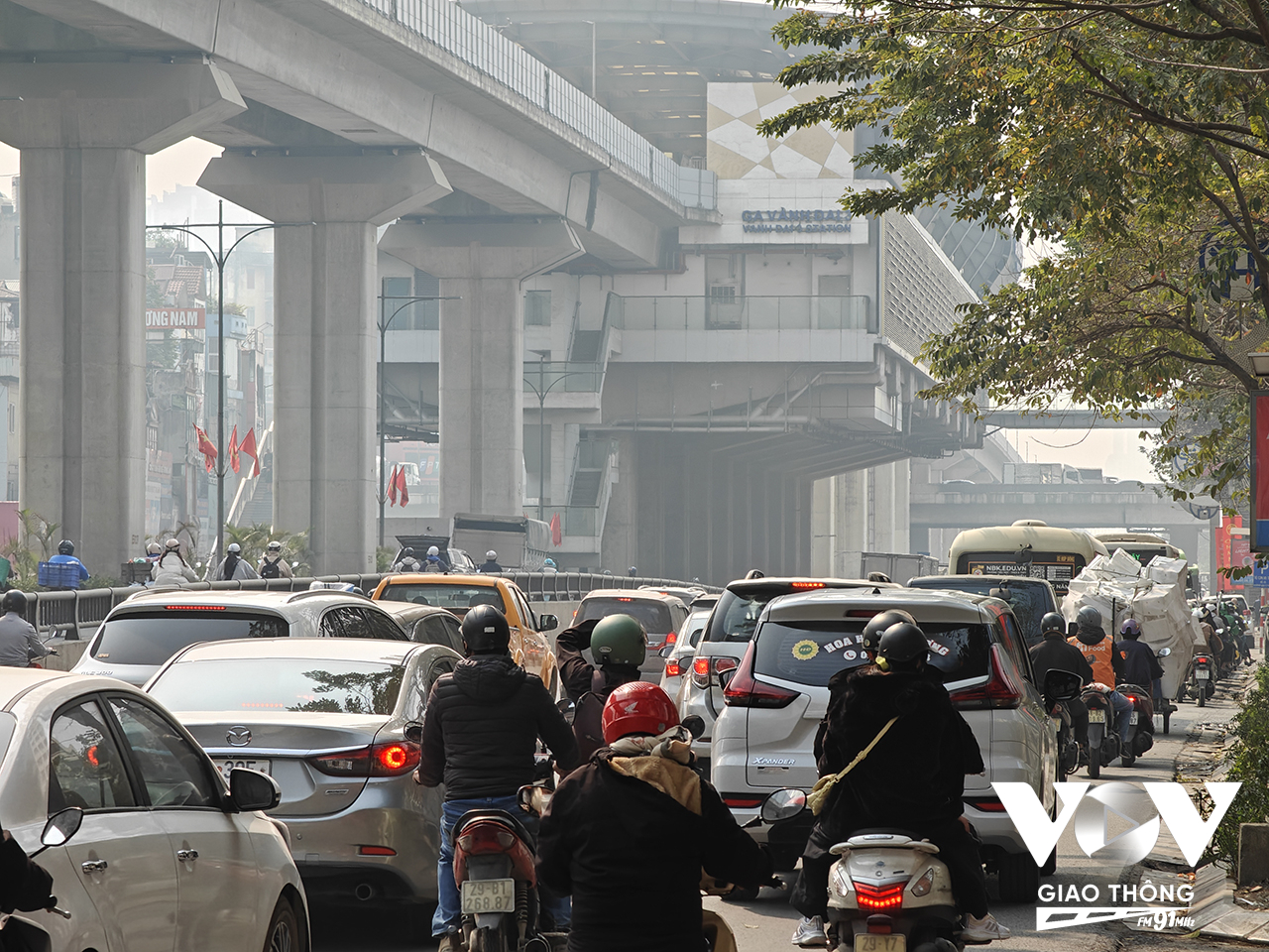 Sau 2 ngày thí điểm 18 và 19-1, đến 20-1, lực lượng chức năng đã điều chỉnh pha đèn và thu gọn bùng binh. Bước đầu giao thông đỡ áp lực hơn. Nhưng dòng xe vẫn ùn ứ 2 phía dọc vành đai 3 - Nguyễn Xiển, Kh