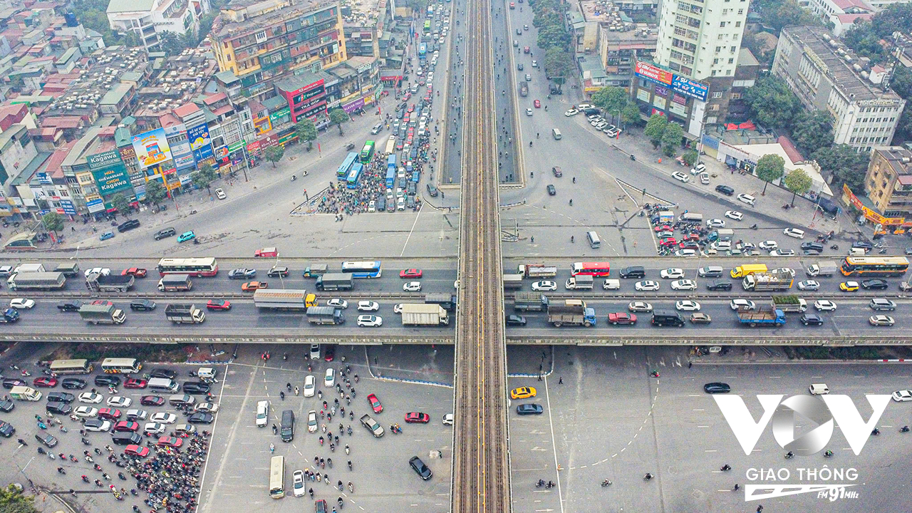 Nút giao 4 tầng Nguyễn Trãi-Khuất Duy Tiến-Nguyễn Xiển từ lâu đã trở thành điểm nóng ùn ứ triền miên tại Hà Nội. Nhiều ý kiến cho rằng, giảm lệ thuộc xe cá nhân, phát triển GTCC mới là lối thoát cho ùn tắc