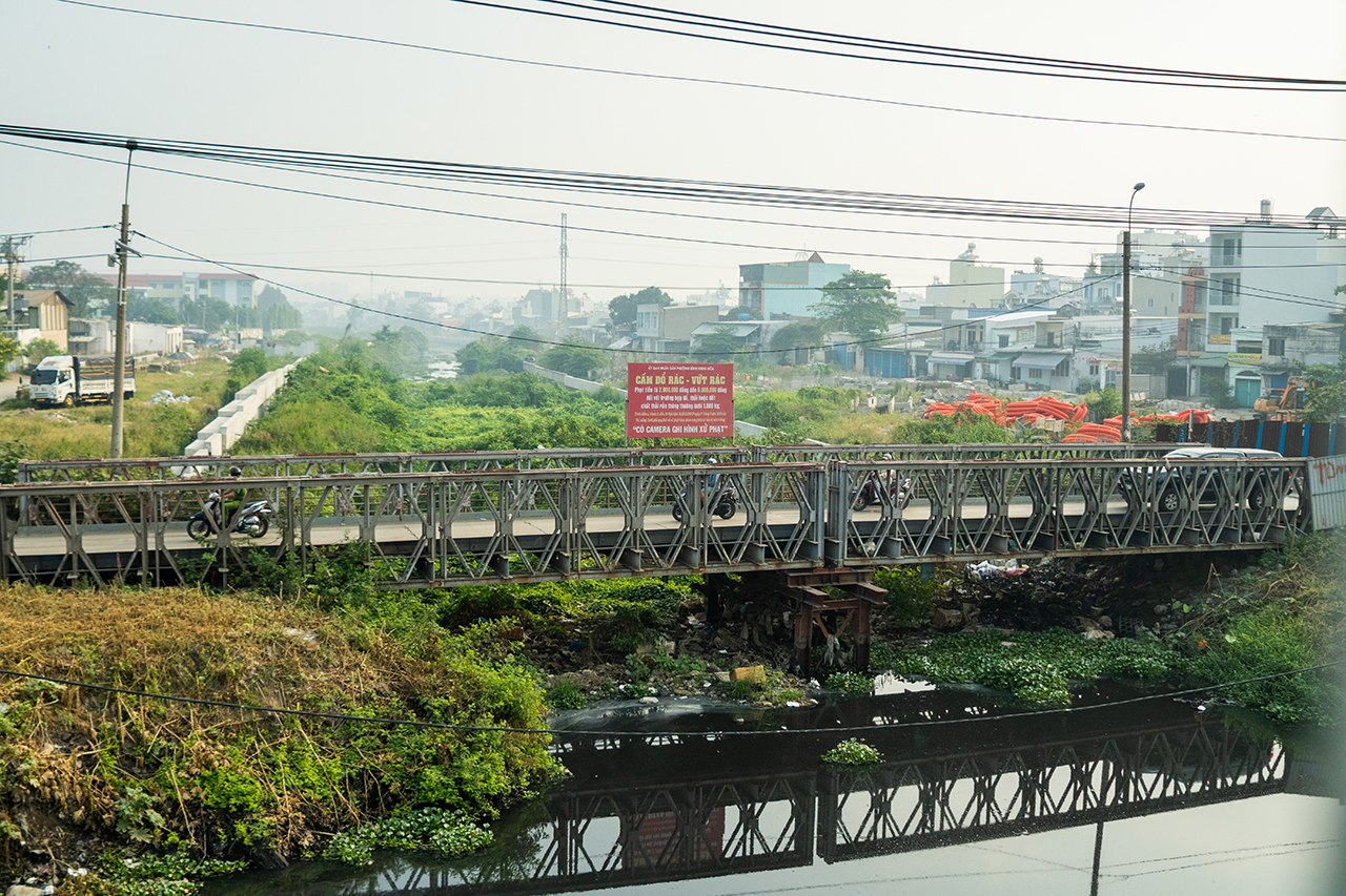 Bên cạnh cầu Tân Kỳ Tân Quý là công trình cải tạo Kênh Tham Lương - Bến Cát -Rạch nước lên đang trong giai đoạn thi công