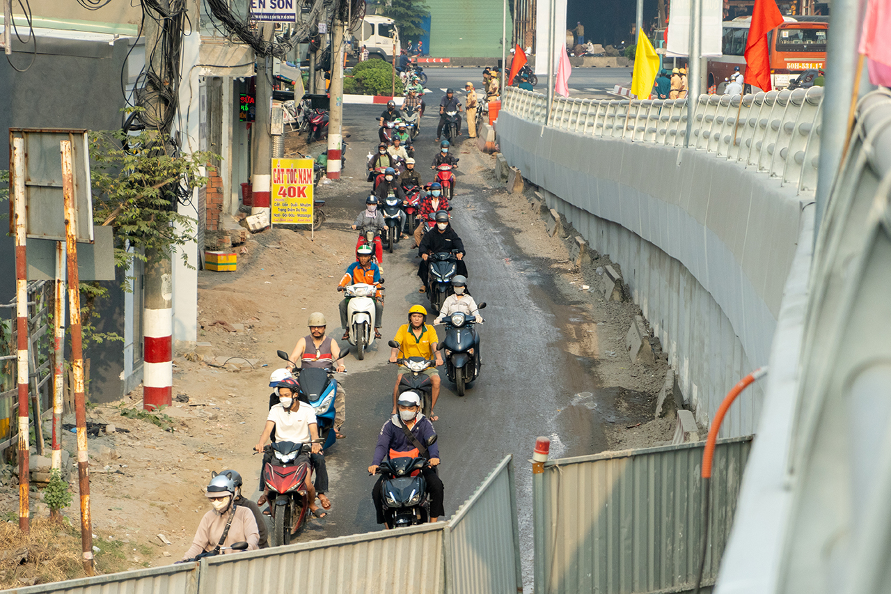 Trong thời gian thi công cầu Tân Kỳ Tân Quý người dân phải đi bằng lối tạm, và cầu sắt hai bên. Tình trạng ùn tắc giao thông diễn ra thường xuyên vào khung giờ cao điểm