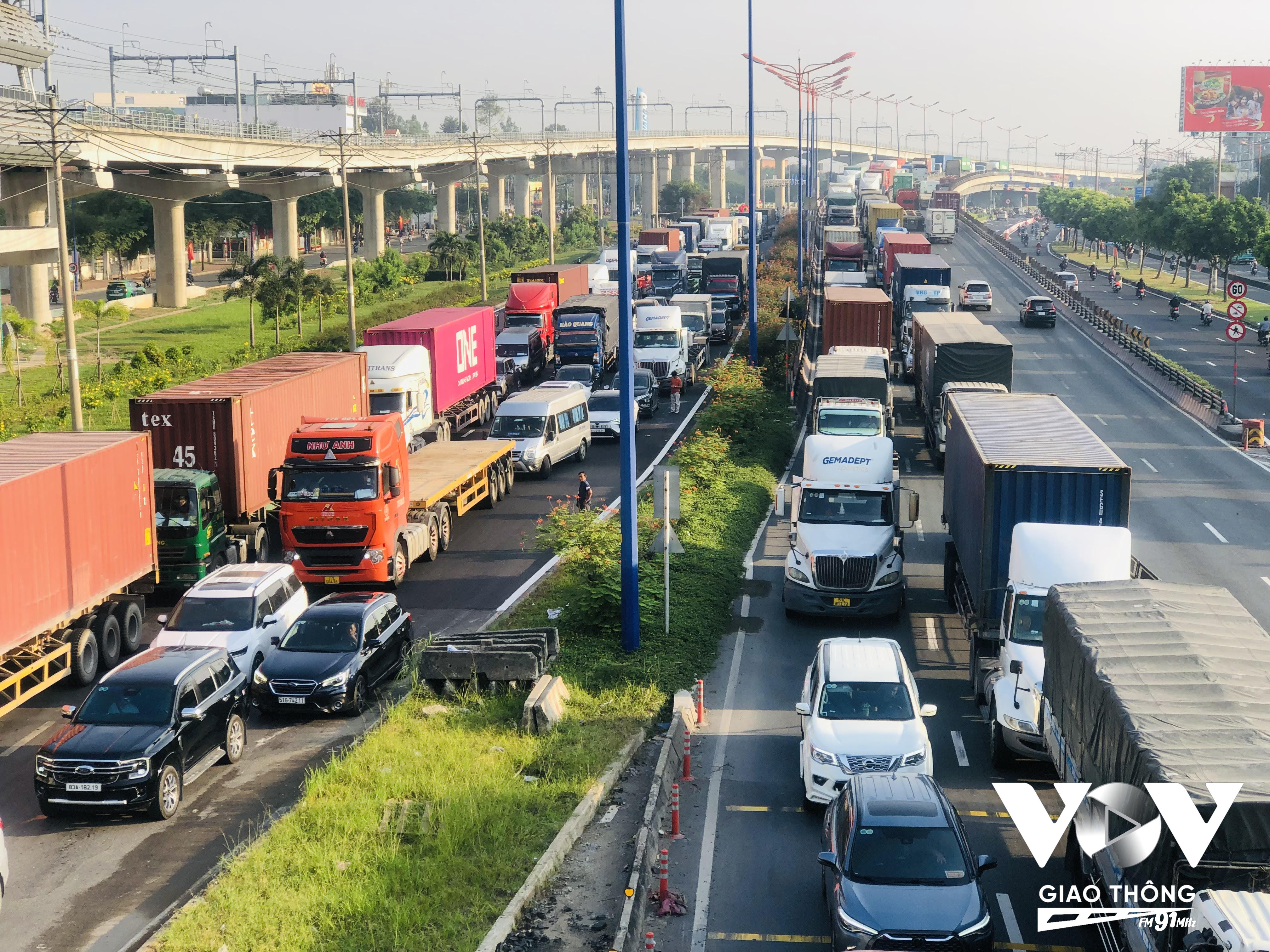 Theo ghi nhận của VOV Giao Thông, ngay từ sáng sớm nay (22/1) ùn tắc đã kéo dài trên trên tuyến Võ Nguyên Giáp.