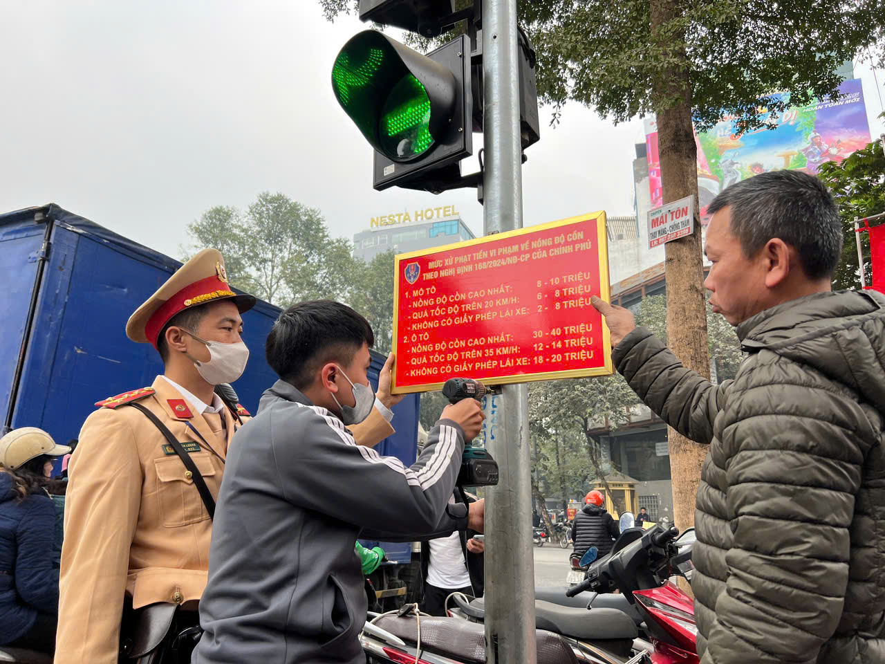 Phòng Cảnh sát giao thông (CSGT) Hà Nội triển khai lắp đặt các biển tuyên truyền về mức phạt đối với các hành vi vi phạm giao thông tại 58 nút giao trên toàn thành phố.