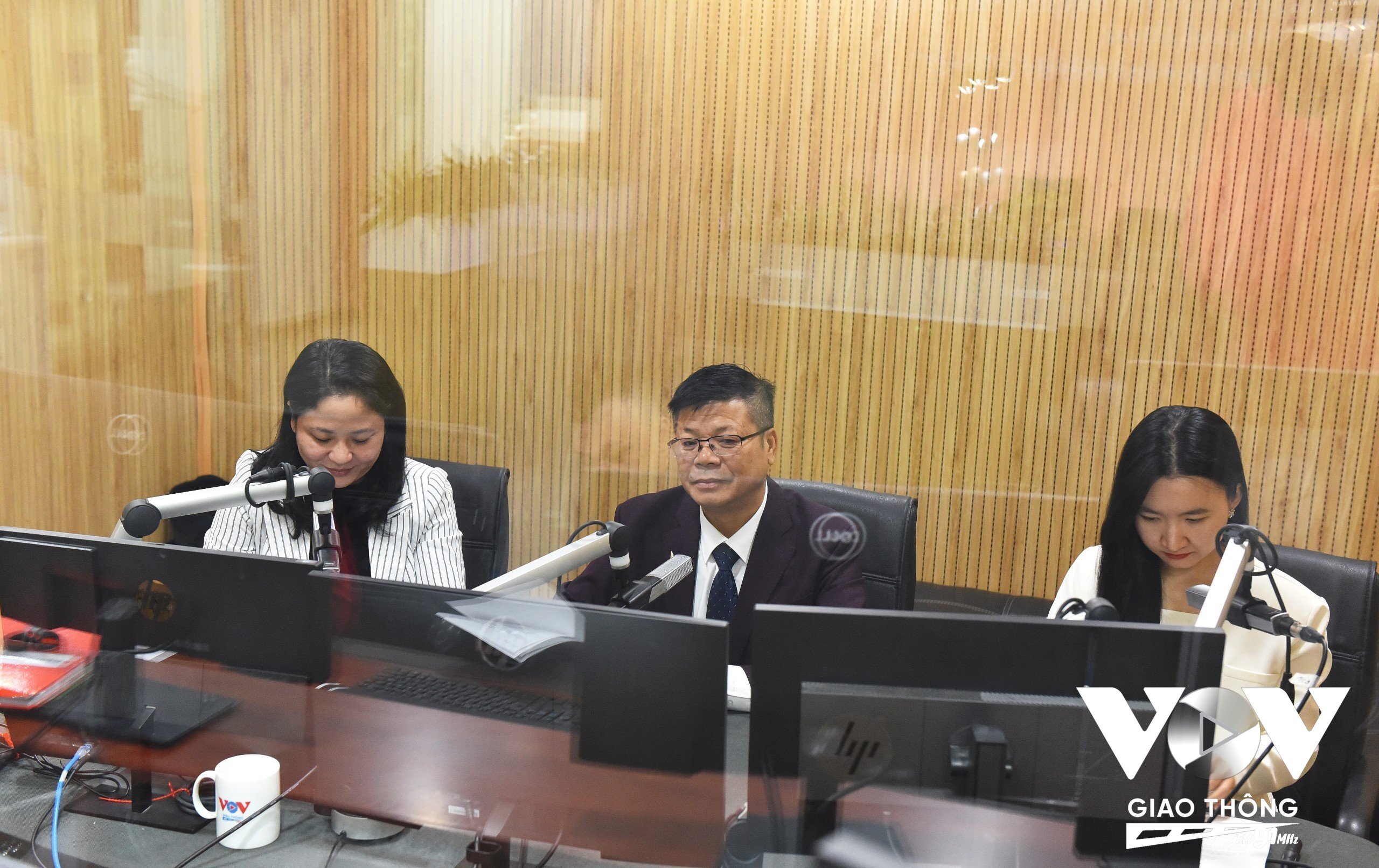 TS Đinh Đoàn, Chuyên gia tâm lý và Diễn giả Tuệ An, chuyên gia tình cảm, chữa lành, nhà đào tạo sáng lập chương trình Người gieo hạnh phúc có mặt tại phòng thu của Kênh VOV Giao thông