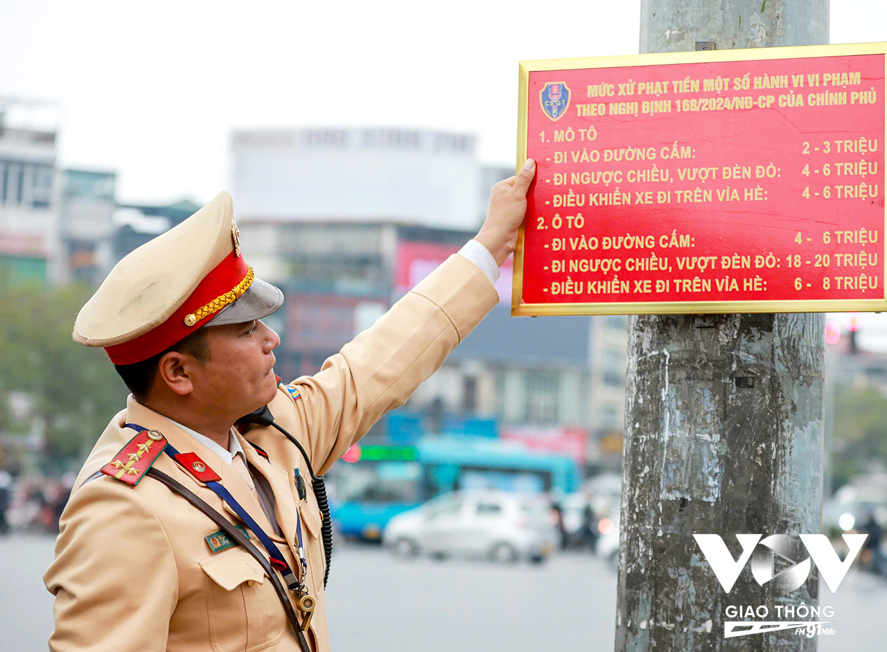 Các biển thông báo được thiết kế nổi bật, nội dung ngắn gọn, dễ hiểu để người tham gia giao thông có thể dễ dàng đọc được.