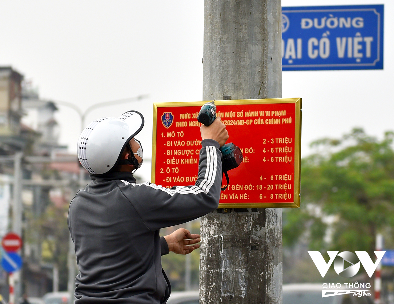 Trung bình các biển thông báo sẽ được treo cao khoảng 1,8m tại các cột đèn tín hiệu giao thông, vị trí dễ quan sát ở các nút giao trọng điểm.