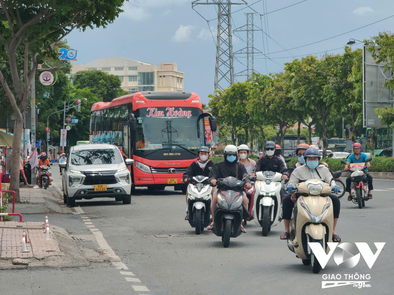 Xe Kim Hoàng vừa đón trả khách tại một quán cà phê ở tuyến đường Kinh Dương Vương Quận Bình Tân