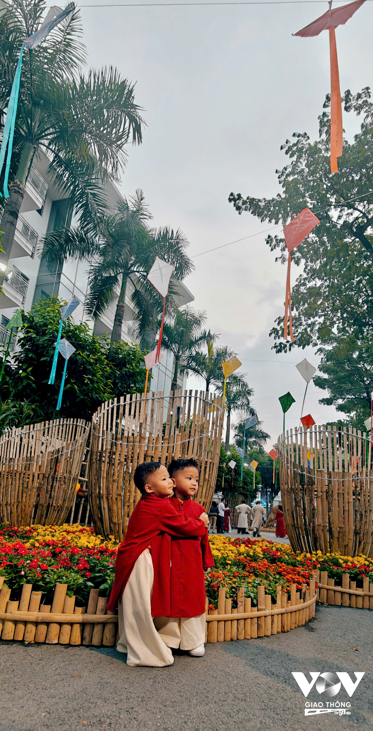 Những du khách nhí với chiếc áo dài truyền thống gợi liên tưởng đến những mầm non kế thừa truyền thống văn hoá lâu đời của dân tộc