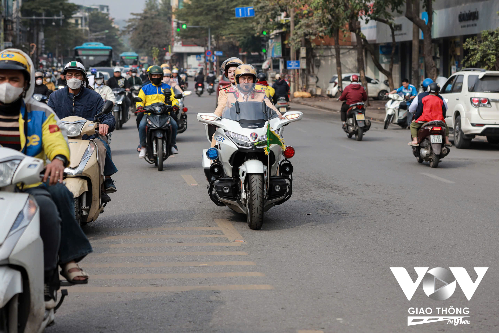 Cũng theo Thượng tá Lê Quang Hòa, điều khiển giao thông và dẫn đoàn, với lợi thế cơ động nhanh, tiếp cận nhanh chóng thì các tổ CSGT đi mô tô sẽ giúp giảm ùn tắc, xử lí sự cố nhanh chóng, giúp bà con nhân dân đi về quê nghỉ Tết Nguyên đán được thuận lợi (Ảnh: Hải Bằng)