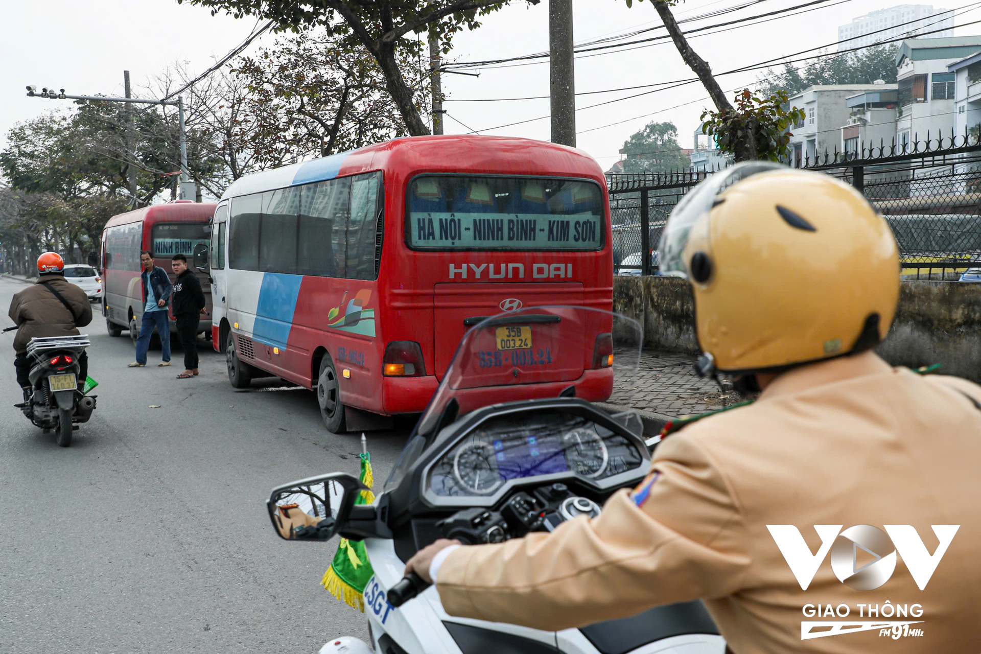 Ghi nhận tại tuyến đường Lê Duẩn - Giải Phóng - Đỗ Mười, tổ CSGT đã nhắc nhở nhiều ô tô taxi dừng đỗ trái quy định tại trước cửa Bệnh viện Bạch Mai (Ảnh: Hải Bằng)