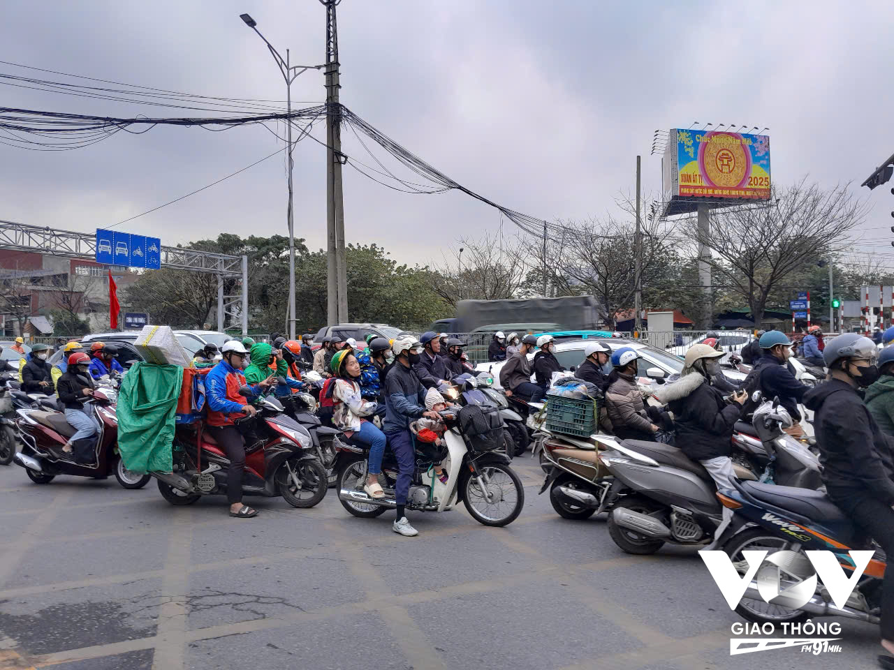 Ngã tư Ngọc Hồi - Đỗ Mười mật động đông, di chuyển ổn định theo sự điều tiết của lực lượng chức năng (Ảnh: Chấn Hải)