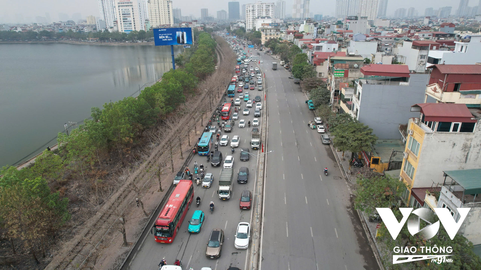 Nhiều điểm nóng giao thông bắt đầu xuất hiện tình trạng ùn nhẹ cục bộ các phương tiện giao thông. Công tác đảm bảo an ninh an toàn tại khu vực bên ngoài bến cũng được các đơn vị chức năng phối hợp cùng bến xe thực hiện 24/7, không để xảy ra tình trạng lộn xộn, ùn tắc giao thông. Đội Cảnh sát giao thông đường bộ số 14 phụ trách địa bàn cũng thường xuyên kiểm tra, yêu cầu các nhà xe cam kết không để xảy ra hành vi vi phạm (Ảnh: Hải Bằng)