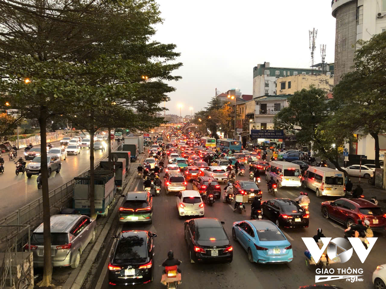 Các phương tiện xếp hàng dài để di chuyển lên cầu hướng ra khỏi trung tâm thành phố (Ảnh: Nguyễn Minh)