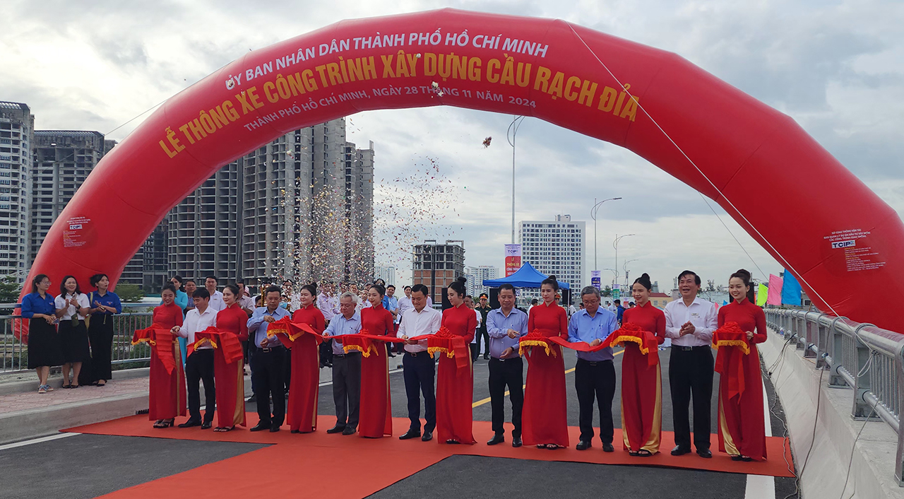 Lãnh đạo UBND TP.HCM cùng các sở, ngành và địa phương cắt băng khánh thành, thông xe cầu Rạch Đĩa