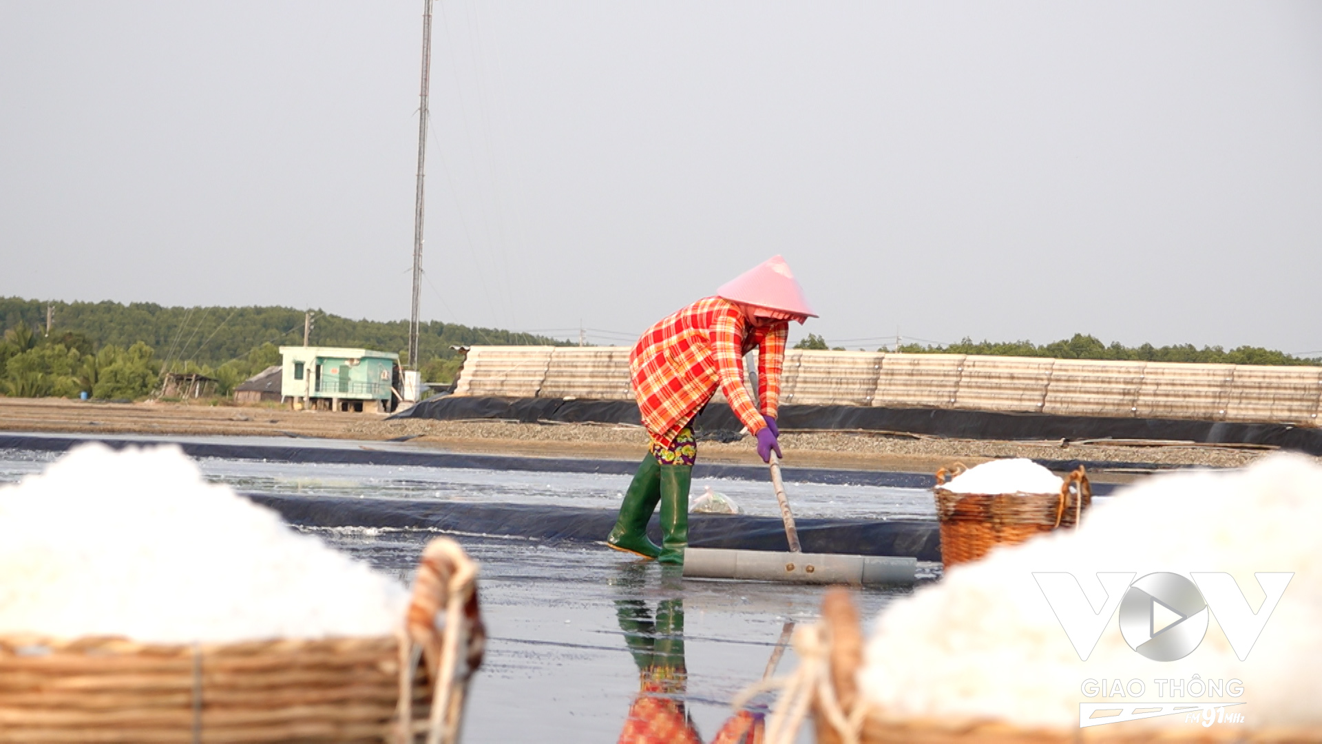 Ở ấp Thiềng Liềng, những người phụ nữ như bà Nguyễn Thị Dân (59 tuổi), đã gắn bó cả đời với nghề làm muối